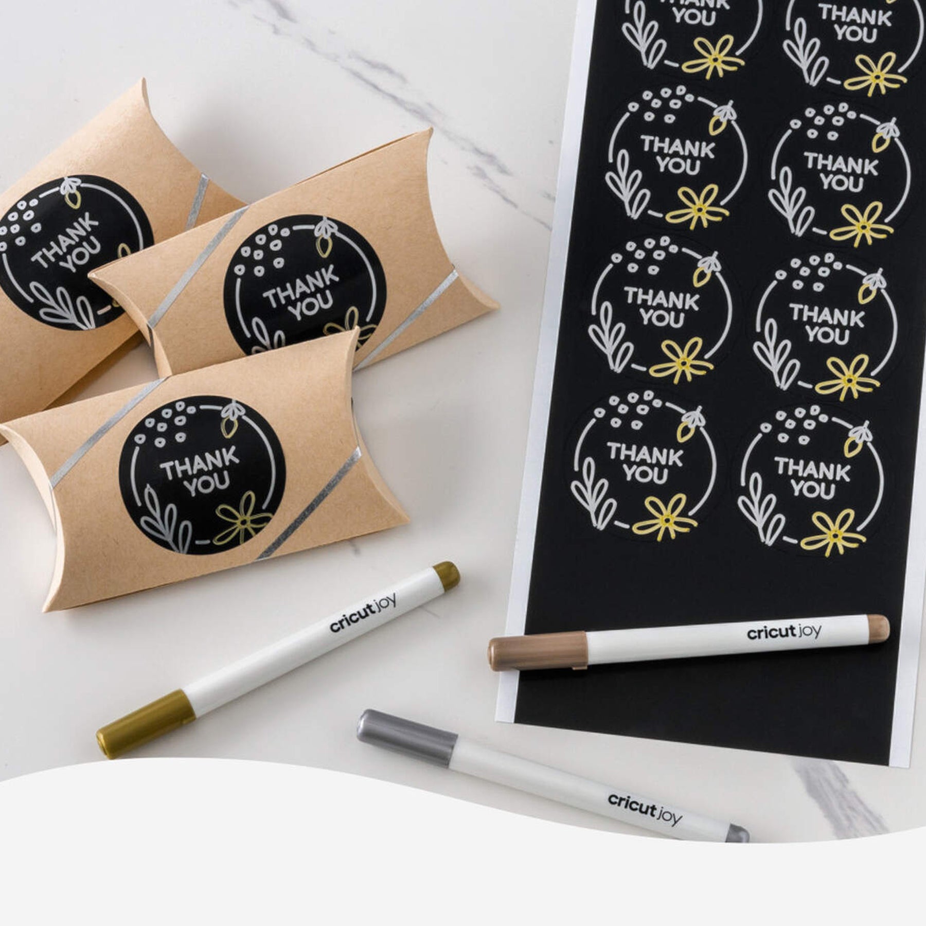 Cricut Joy Smart Label beschreibbare Vinylfolie permanent - Schwarz Inhalt: 4 Bögen Spezifikationen: Grösse: 14 cm x 33 cm (5,5" x 13") Farbe: Schwarz selbstklebend funktioniert ohne Schneidematte - einfach einlegen und loslegen! individuell gestaltbar mit Cricut Joy™ Stiften (Gelstifte werden nicht empfohlen) permanent klebend nicht mit Übertragungsfolie verwenden - die beschreibbare Vinylfolie wird von Hand übertragen für Cricut Joy
