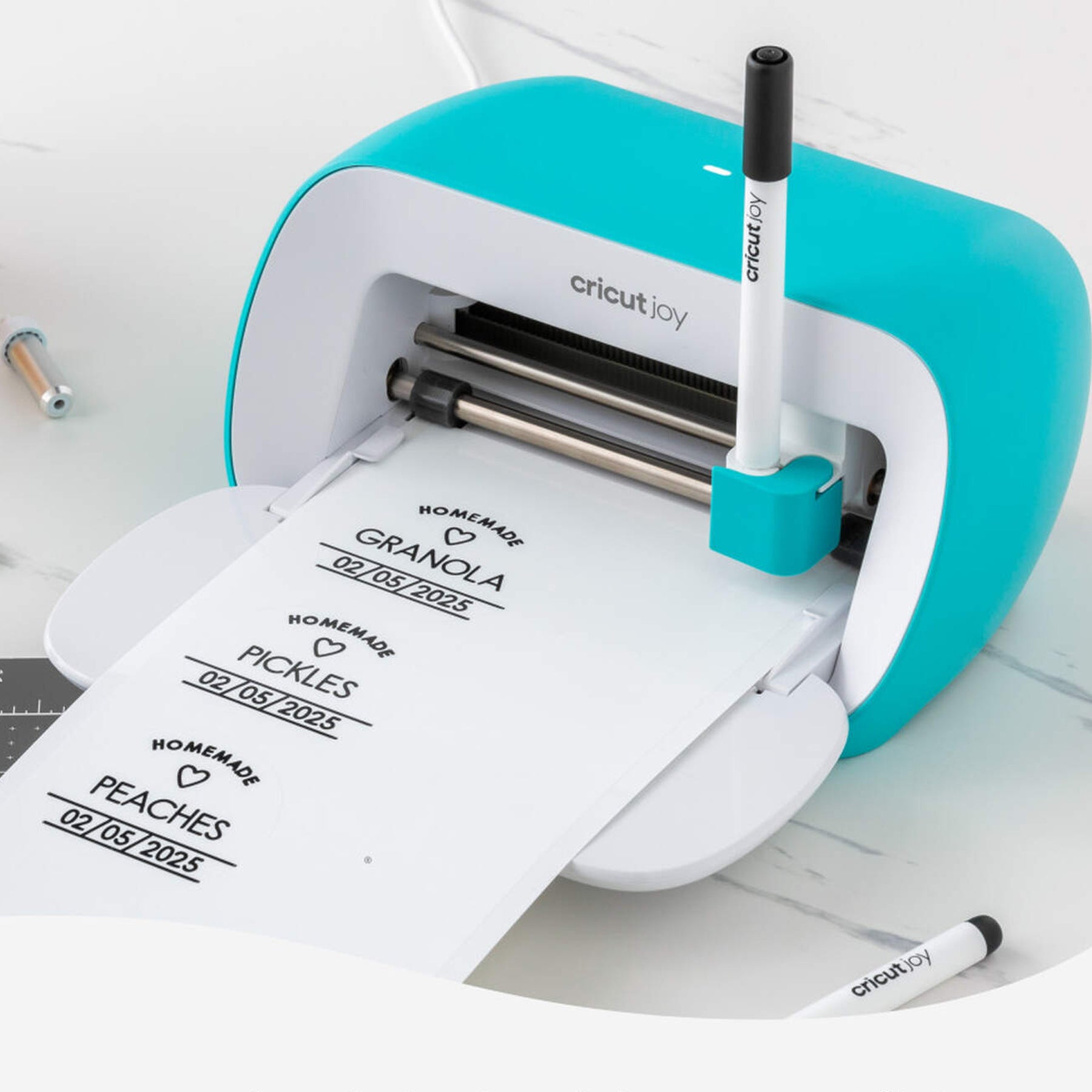 Crealive Cricut Joy Smart Label beschreibbare Vinylfolie ablösbar - Transparent Inhalt: 4 Bögen Spezifikationen: Grösse: 14 cm x 33 cm (5,5" x 13") selbstklebend funktioniert ohne Schneidematte - einfach einlegen und loslegen! individuell gestaltbar mit Cricut Joy™ Stiften* langlebig und dennoch leicht von Oberflächen abzulösen nicht mit Transferklebeband verwenden für Cricut Joy * Cricut Joy Gelstifte werden nicht empfohlen