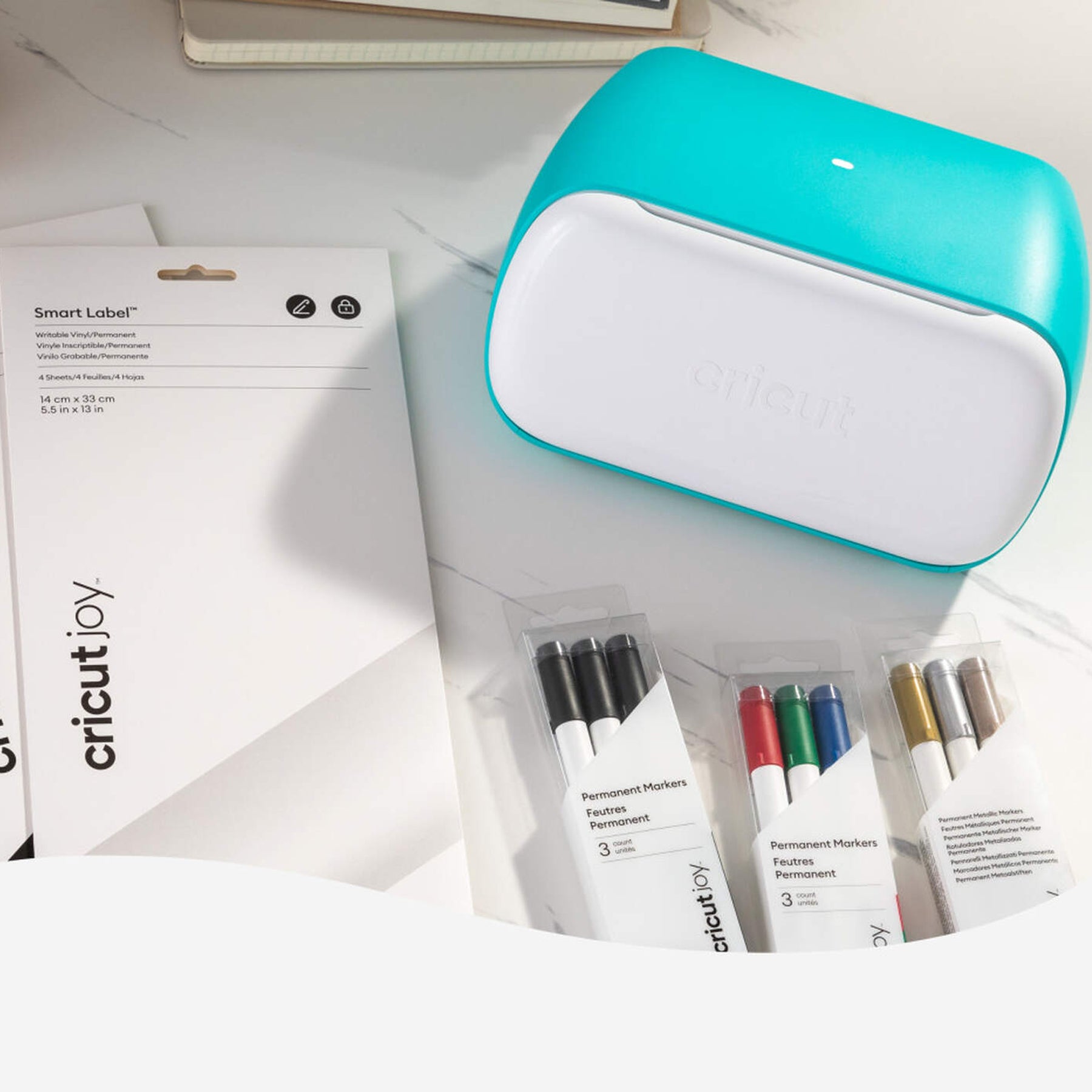Crealive Cricut Joy Smart Label beschreibbare Vinylfolie ablösbar - Transparent Inhalt: 4 Bögen Spezifikationen: Grösse: 14 cm x 33 cm (5,5" x 13") selbstklebend funktioniert ohne Schneidematte - einfach einlegen und loslegen! individuell gestaltbar mit Cricut Joy™ Stiften* langlebig und dennoch leicht von Oberflächen abzulösen nicht mit Transferklebeband verwenden für Cricut Joy * Cricut Joy Gelstifte werden nicht empfohlen