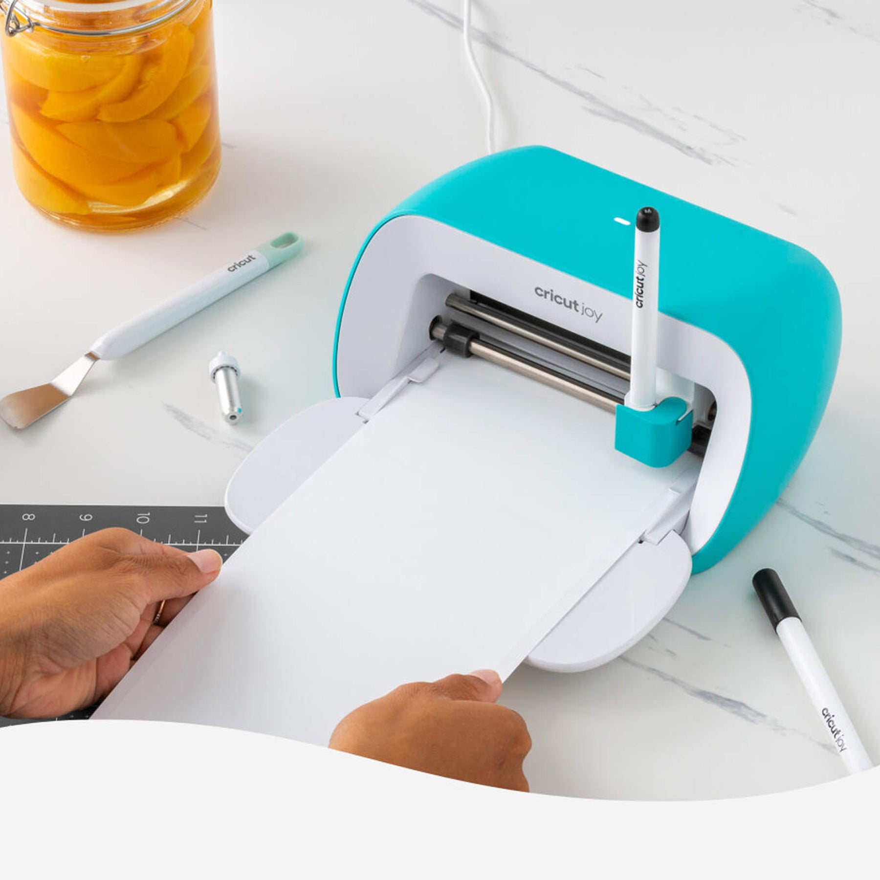 Crealive Cricut Joy Smart Label beschreibbare Vinylfolie ablösbar - Transparent Inhalt: 4 Bögen Spezifikationen: Grösse: 14 cm x 33 cm (5,5" x 13") selbstklebend funktioniert ohne Schneidematte - einfach einlegen und loslegen! individuell gestaltbar mit Cricut Joy™ Stiften* langlebig und dennoch leicht von Oberflächen abzulösen nicht mit Transferklebeband verwenden für Cricut Joy * Cricut Joy Gelstifte werden nicht empfohlen