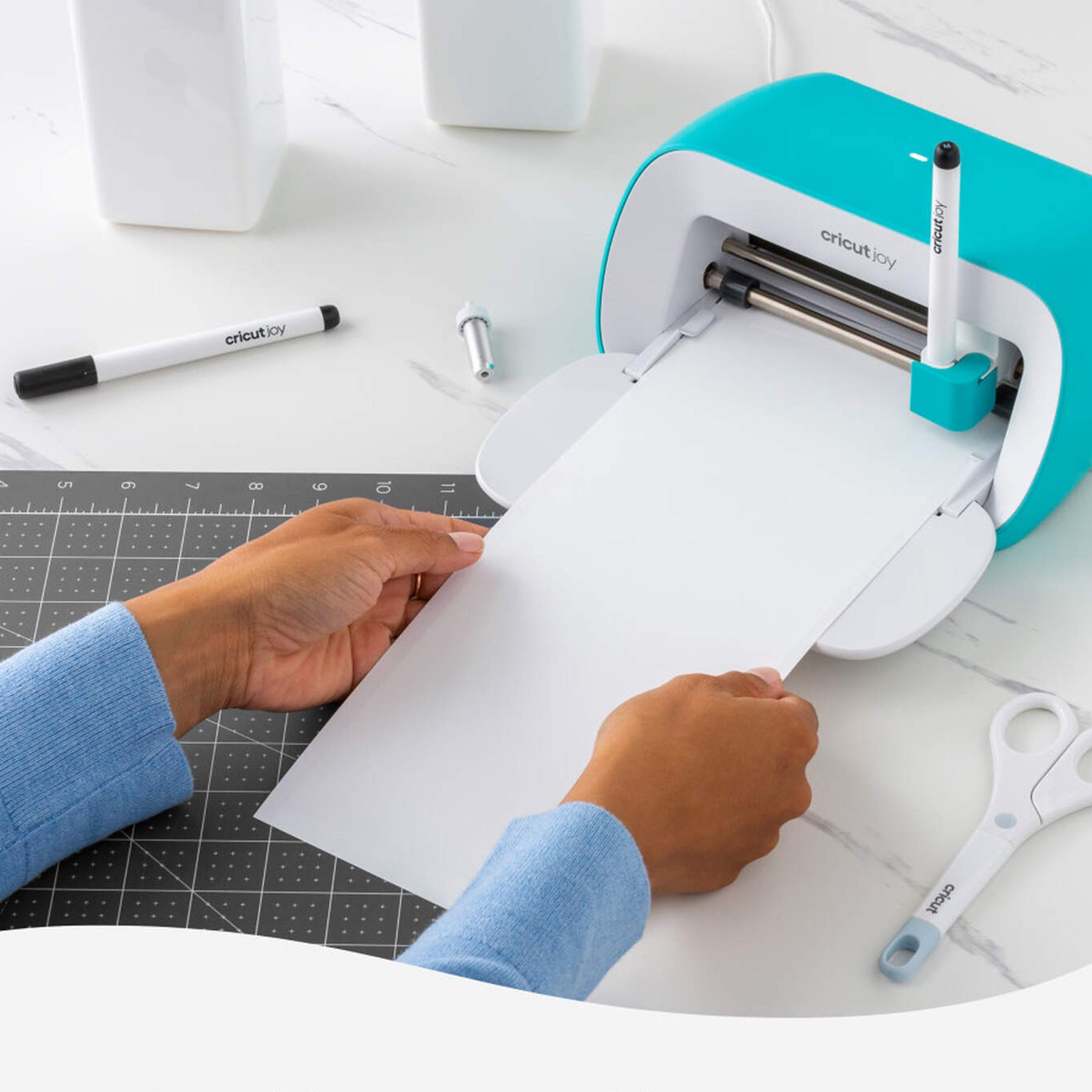 Crealive Cricut Joy Smart Label beschreibbare Vinylfolie ablösbar - Weiss Inhalt: 4 Bögen Spezifikationen: Grösse: 14 cm x 33 cm (5,5" x 13") Farbe: Weiss selbstklebend funktioniert ohne Schneidematte - einfach einlegen und loslegen! individuell gestaltbar mit Cricut Joy™ Stiften (Gelstifte werden nicht empfohlen) langlebig und dennoch leicht von Oberflächen abzulösen nicht mit Übertragungsfolie verwenden - die beschreibbare Vinylfolie wird von Hand übertragen für Cricut Joy