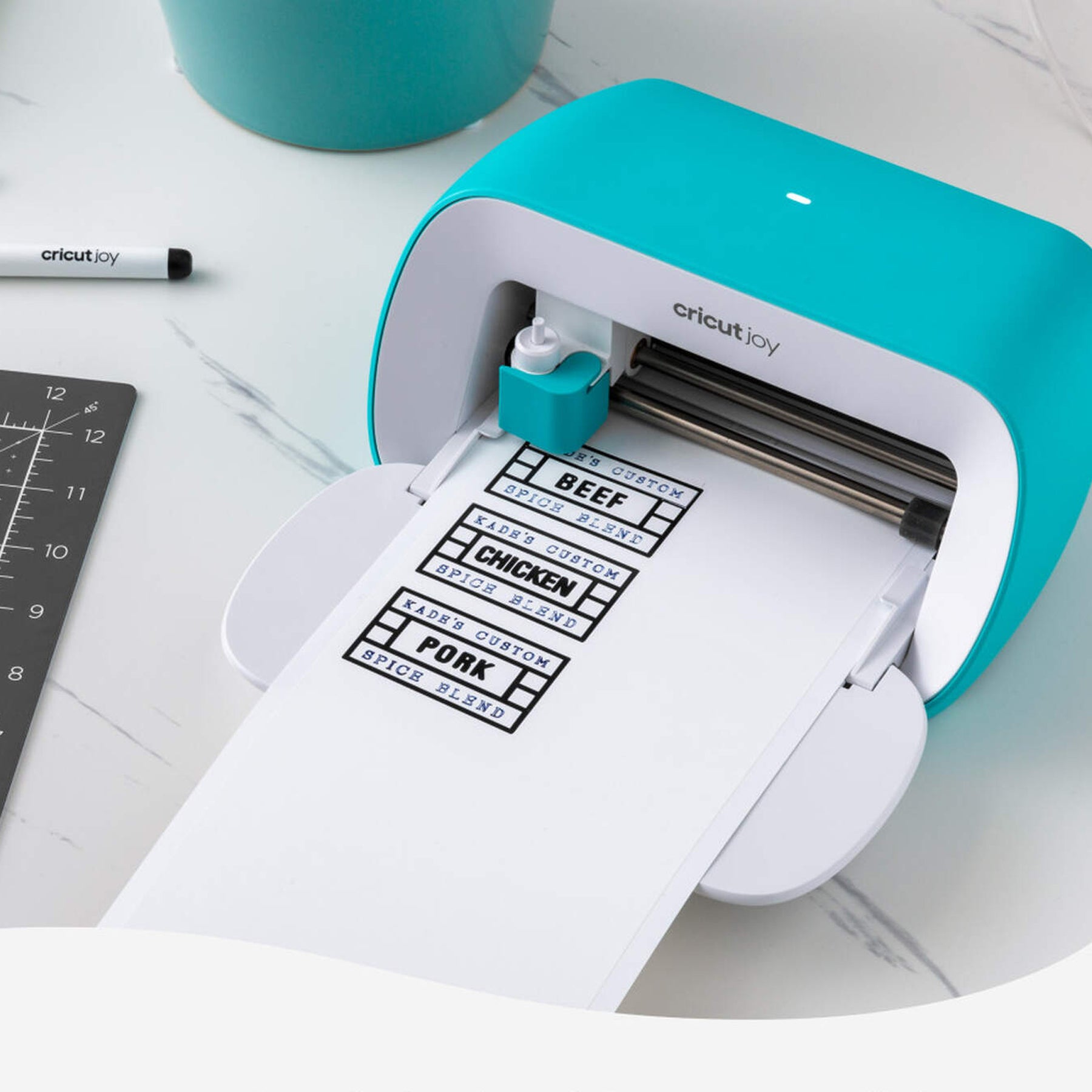 Crealive Cricut Joy Smart Label beschreibbare Vinylfolie ablösbar - Weiss Inhalt: 4 Bögen Spezifikationen: Grösse: 14 cm x 33 cm (5,5" x 13") Farbe: Weiss selbstklebend funktioniert ohne Schneidematte - einfach einlegen und loslegen! individuell gestaltbar mit Cricut Joy™ Stiften (Gelstifte werden nicht empfohlen) langlebig und dennoch leicht von Oberflächen abzulösen nicht mit Übertragungsfolie verwenden - die beschreibbare Vinylfolie wird von Hand übertragen für Cricut Joy