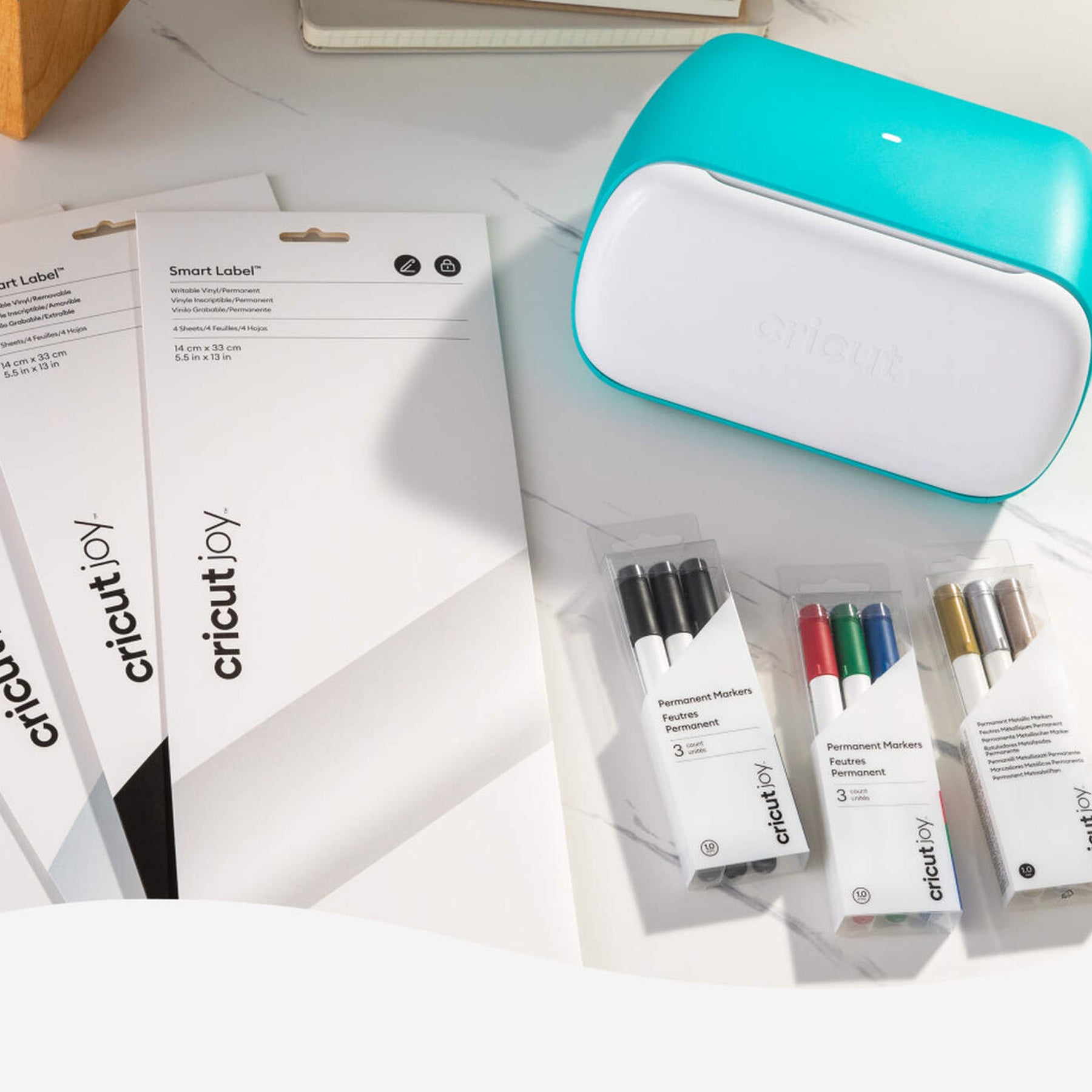 Crealive Cricut Joy Smart Label beschreibbare Vinylfolie ablösbar - Weiss Inhalt: 4 Bögen Spezifikationen: Grösse: 14 cm x 33 cm (5,5" x 13") Farbe: Weiss selbstklebend funktioniert ohne Schneidematte - einfach einlegen und loslegen! individuell gestaltbar mit Cricut Joy™ Stiften (Gelstifte werden nicht empfohlen) langlebig und dennoch leicht von Oberflächen abzulösen nicht mit Übertragungsfolie verwenden - die beschreibbare Vinylfolie wird von Hand übertragen für Cricut Joy
