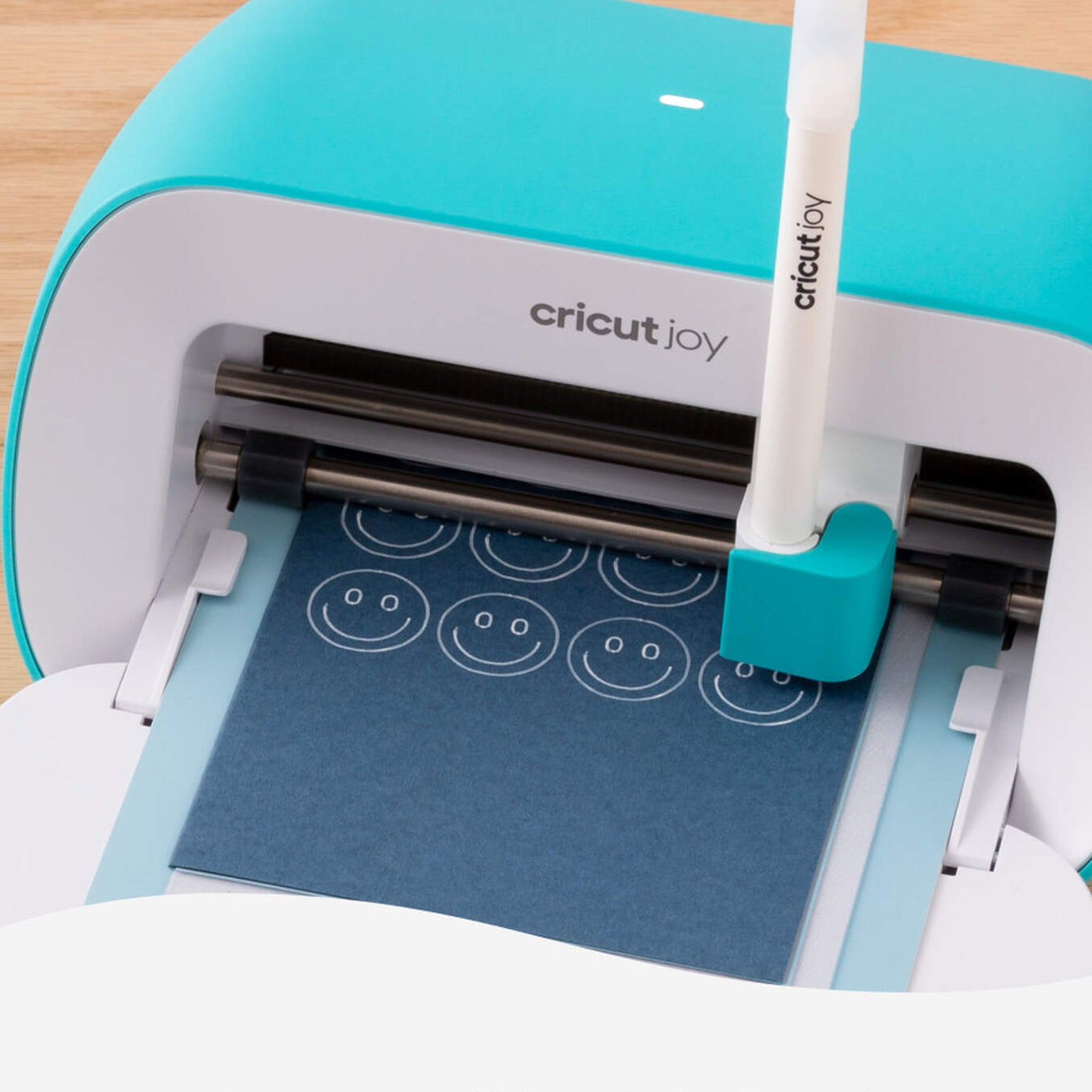 Crealive Cricut Joy hochdeckende Gelstifte 1.0 mm - Pink, Weiss & Orange / Opaque Gel Pens Inhalt: 3 hochdeckende Gelstifte Spezifikationen: 1.0 mm (mittelgrosse Spitze) Farben: Pink, Weiss & Orange wasserbasiert säurefrei ungiftig nach 24 Stunden permanent entspricht ASTM D-4236 hochdeckende Tinte die auf hellen und auf dunklen Materialien sehr gut zu erkennen ist kompatible Materialien: Karton, Papier, Karten, Cricut Smart Paper Karton für Aufkleber und Cricut Smart Label beschreibbares Papier