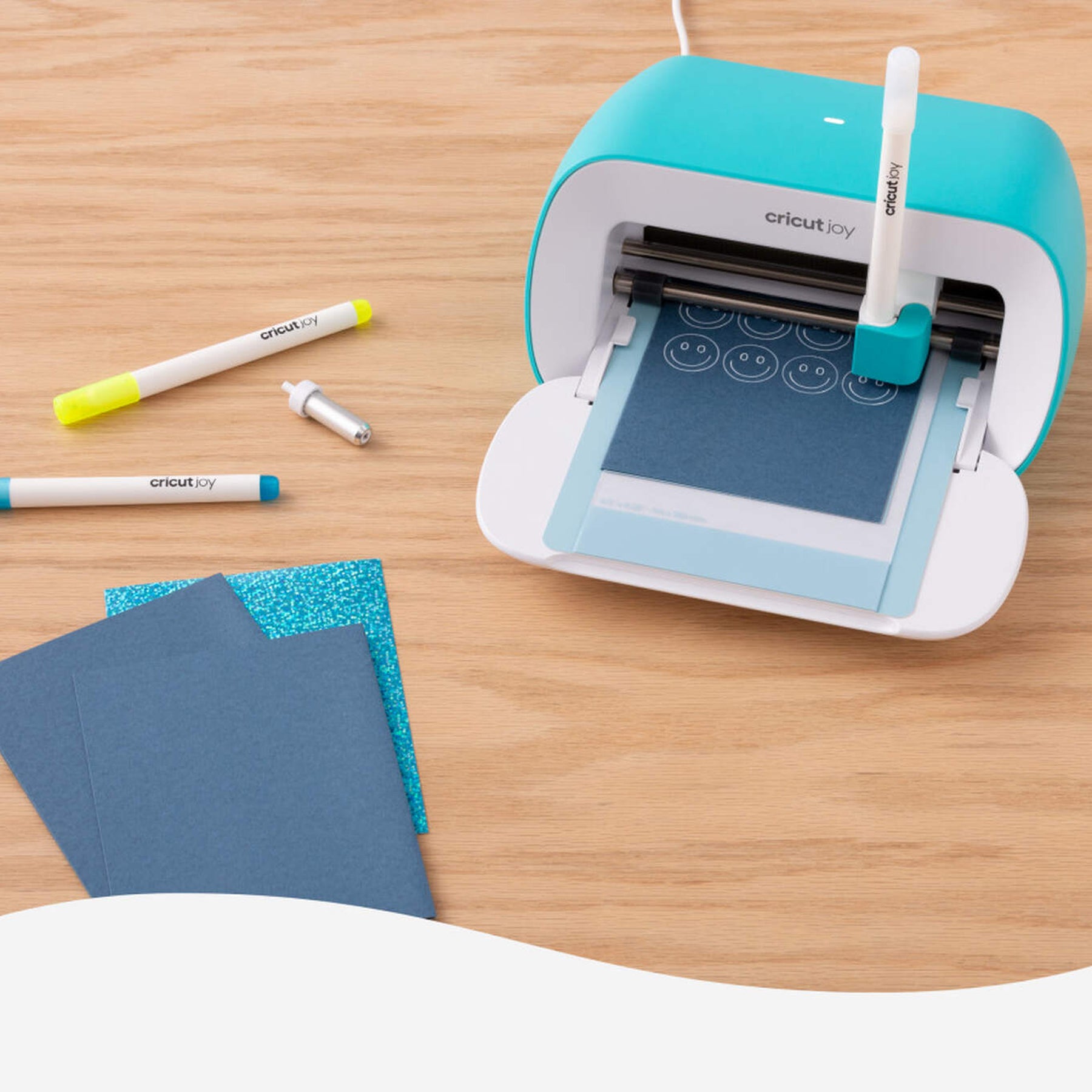 Crealive Cricut Joy hochdeckende Gelstifte 1.0 mm - Gelb, Weiss & Blau / Opaque Gel Pens Inhalt: 3 hochdeckende Gelstifte Spezifikationen: 1.0 mm (mittelgrosse Spitze) Farben: Gelb, Weiss & Blau wasserbasiert säurefrei ungiftig nach 24 Stunden permanent entspricht ASTM D-4236 hochdeckende Tinte die auf hellen und auf dunklen Materialien sehr gut zu erkennen ist kompatible Materialien: Karton, Papier, Karten, Cricut Smart Paper Karton für Aufkleber und Cricut Smart Label beschreibbares Papier
