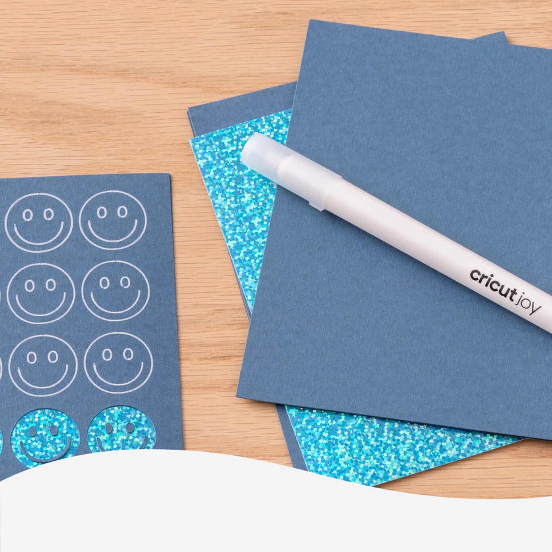 Crealive Cricut Joy hochdeckende Gelstifte 1.0 mm - Gelb, Weiss & Blau / Opaque Gel Pens Inhalt: 3 hochdeckende Gelstifte Spezifikationen: 1.0 mm (mittelgrosse Spitze) Farben: Gelb, Weiss & Blau wasserbasiert säurefrei ungiftig nach 24 Stunden permanent entspricht ASTM D-4236 hochdeckende Tinte die auf hellen und auf dunklen Materialien sehr gut zu erkennen ist kompatible Materialien: Karton, Papier, Karten, Cricut Smart Paper Karton für Aufkleber und Cricut Smart Label beschreibbares Papier