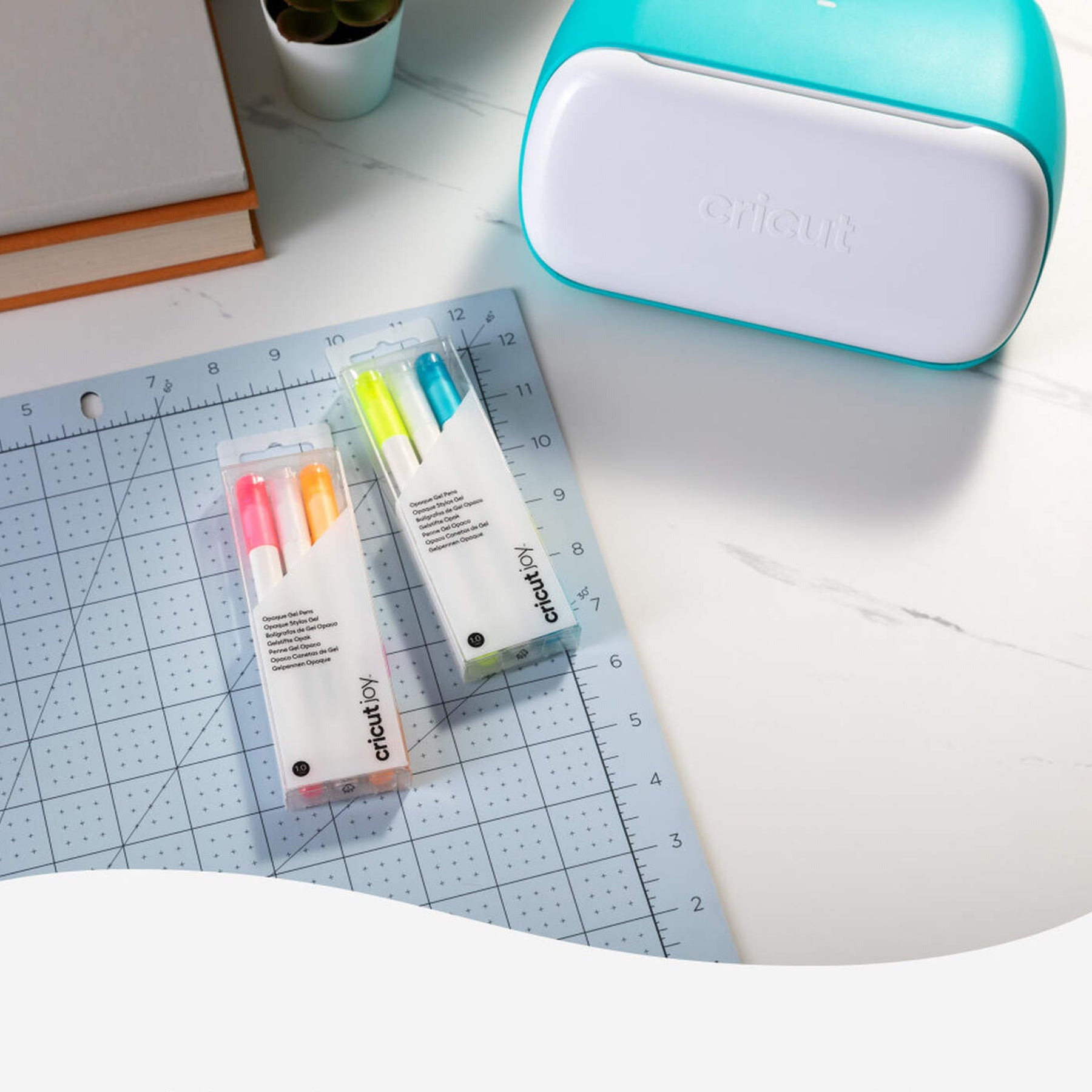 Crealive Cricut Joy hochdeckende Gelstifte 1.0 mm - Gelb, Weiss & Blau / Opaque Gel Pens Inhalt: 3 hochdeckende Gelstifte Spezifikationen: 1.0 mm (mittelgrosse Spitze) Farben: Gelb, Weiss & Blau wasserbasiert säurefrei ungiftig nach 24 Stunden permanent entspricht ASTM D-4236 hochdeckende Tinte die auf hellen und auf dunklen Materialien sehr gut zu erkennen ist kompatible Materialien: Karton, Papier, Karten, Cricut Smart Paper Karton für Aufkleber und Cricut Smart Label beschreibbares Papier