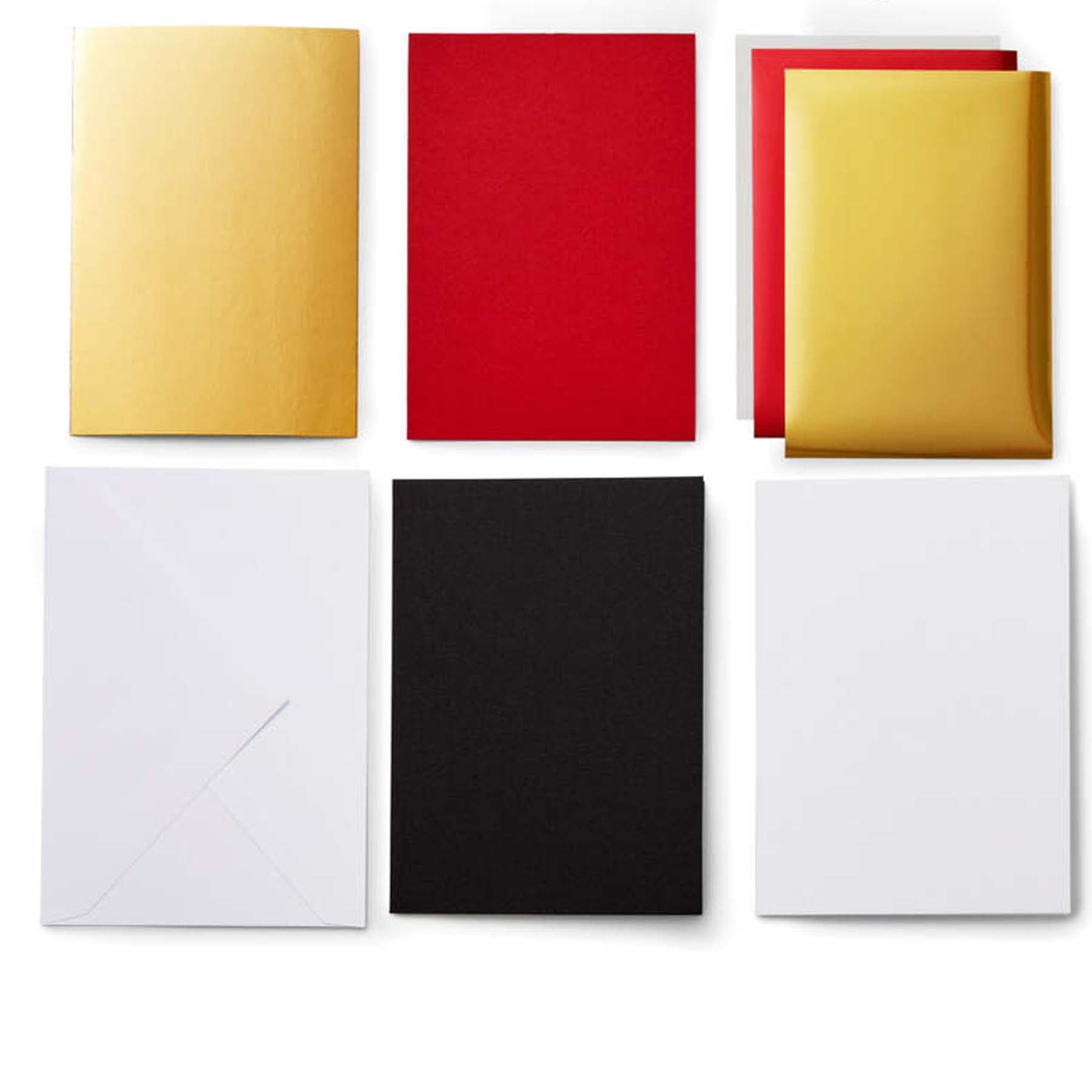 Crealive Cricut Einlegekarten R40 - 12 Stück - Royal Flush mit Foil Transfer Inhalt: 12 Karten im Format 4.75" x 6.6" (12.1 cm x 16.8 cm) (zusammengeklappt) / Kartenfarben: 6 Schwarz und 6 Weiss 12 Einlagen im Format 4.5" x 6.4" (11.4 cm x 16.2 cm) / Einlagefarben: 6 Gold-Metallic & 6 gebranntes Rot 12 Transferfolien im Format 4.25" x 6.1" (10.8 cm x 15.6 cm): 6 Gold & 6 Rot 12 Umschläge in 5.1" x 7.25" (13.0 cm x 18.4 cm) / Farbe: Weiss Cricut Einlegekarten sind geeignet für: Karten Einladungen