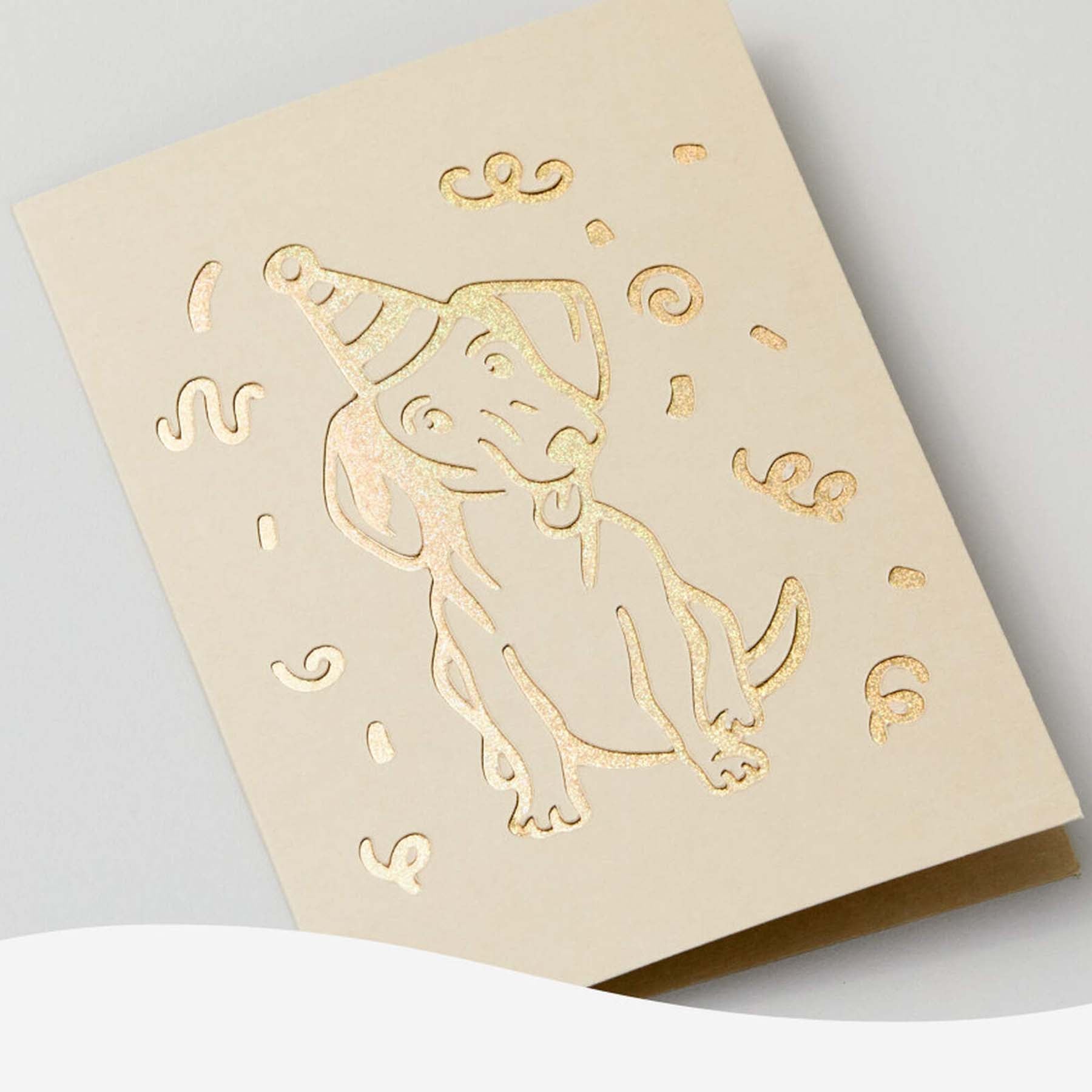 Crealive Cricut Cutaway Karten R40 - 12 Stück - Neutrals Inhalt: 12 Karten im Format 4.75" x 6.6" (12.1 cm x 16.8 cm) (zusammengeklappt) - Kartenfarben: 4 x Grau, 4 x Khaki, 4 x Creme 12 Einlagen im Format 4.6" x 6.5" (11.7 cm x 16.4 cm) - Einlagefarbe: Gold holografisch 12 Umschläge in 5.1" x 7.25" (13 cm x 18.4 cm) - Farbe: Weiss Cricut Cut-Away Karten sind geeignet für: Karten Einladungen