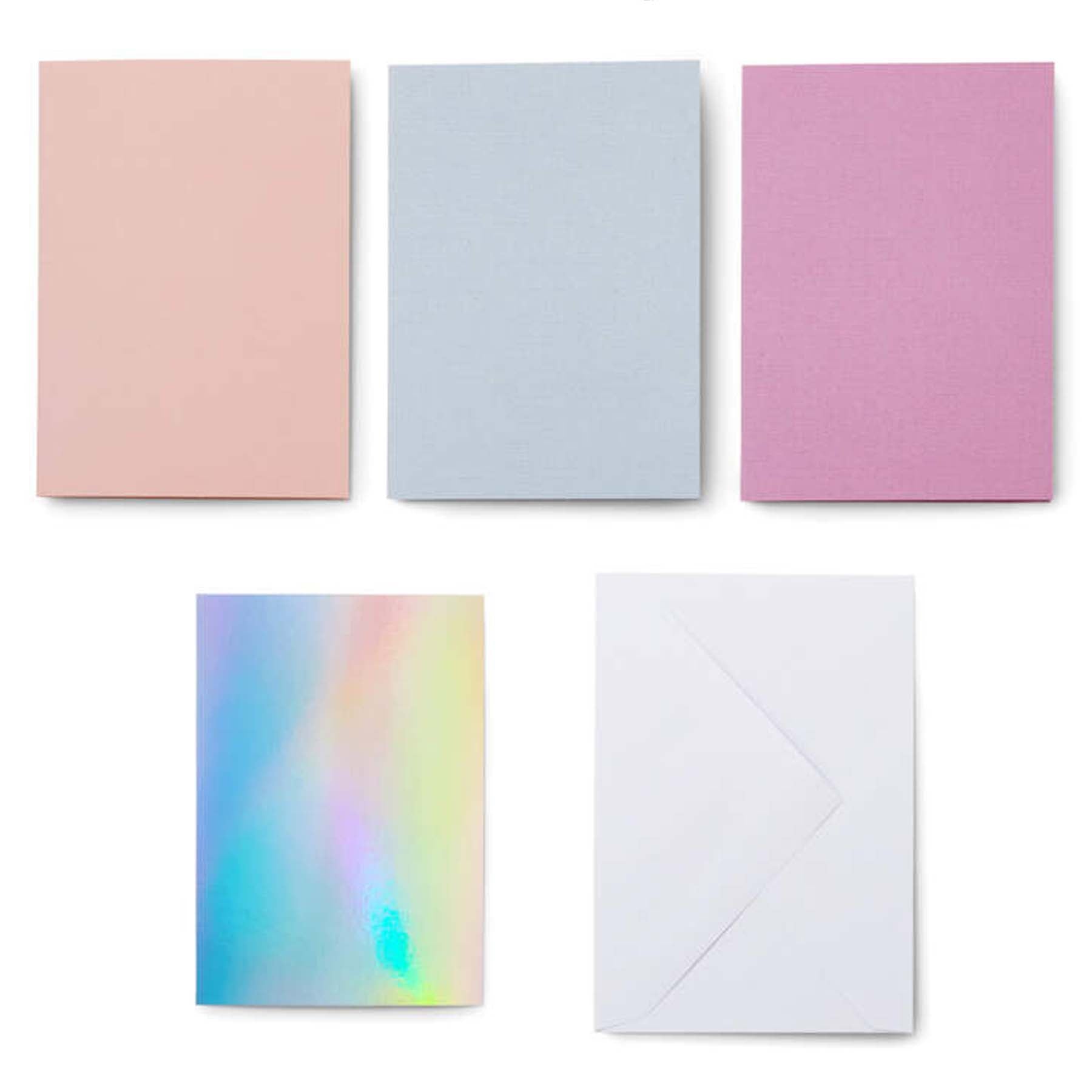 Crealive Cricut Einlegekarten R40 - 30 Stück - Princess Inhalt: 30 Karten im Format 4.75" x 6.6" (12.1 cm x 16.8 cm) (zusammengeklappt) - Kartenfarben: 8 x Tulpe, 8 x Puderblau, 7 x Whispering Blue und 7 x Lavendel 30 Einlagen im Format 4.5" x 6.4" (11.4 cm x 16.2 cm) - Einlagefarben: 30 x Silber holografisch 30 Umschläge in 5.1" x 7.25" (13 cm x 18.4 cm) - Farbe: Weiss Cricut Einlegekarten sind geeignet für: Karten Einladungen