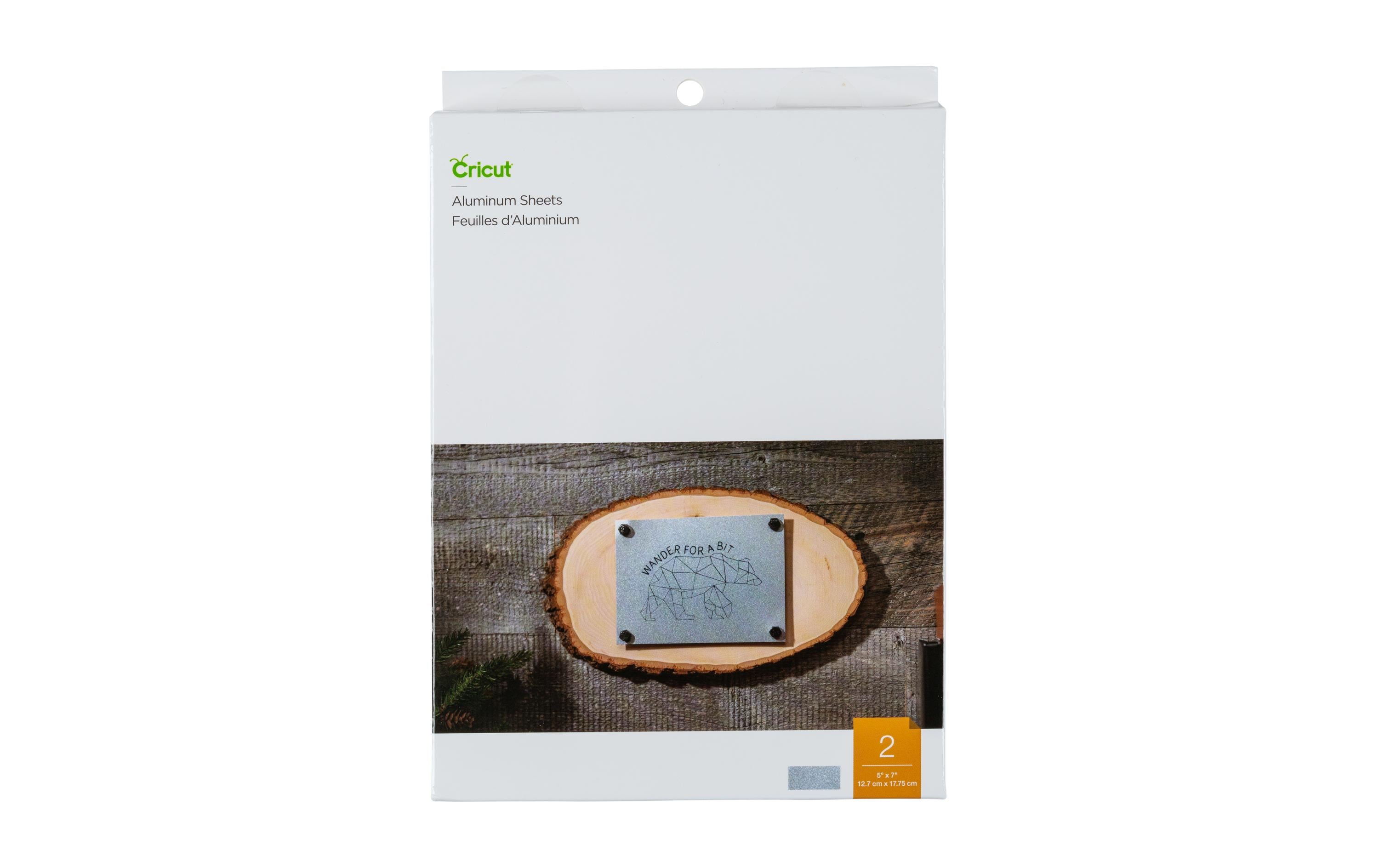 Cricut Aluminium-Schild zum Gravieren 13 x 18 cm, 2 Stück Spezifikationen: 2 hochwertige Aluminium-Schilder Grösse: 5’’ x 7’’ (12,7 x 17,75 cm) Die Aluminium-Schilder sind geeignet für: Gravur mit Cricut Maker Infusbile Ink / Sublimation Diese Aluminium-Schilder kannst Du super gravieren mit filigranen Designs, Lieblingssprüchen oder Logos. Nach dem Gravieren kommt ein schöner Kontrast zum Vorschein.
