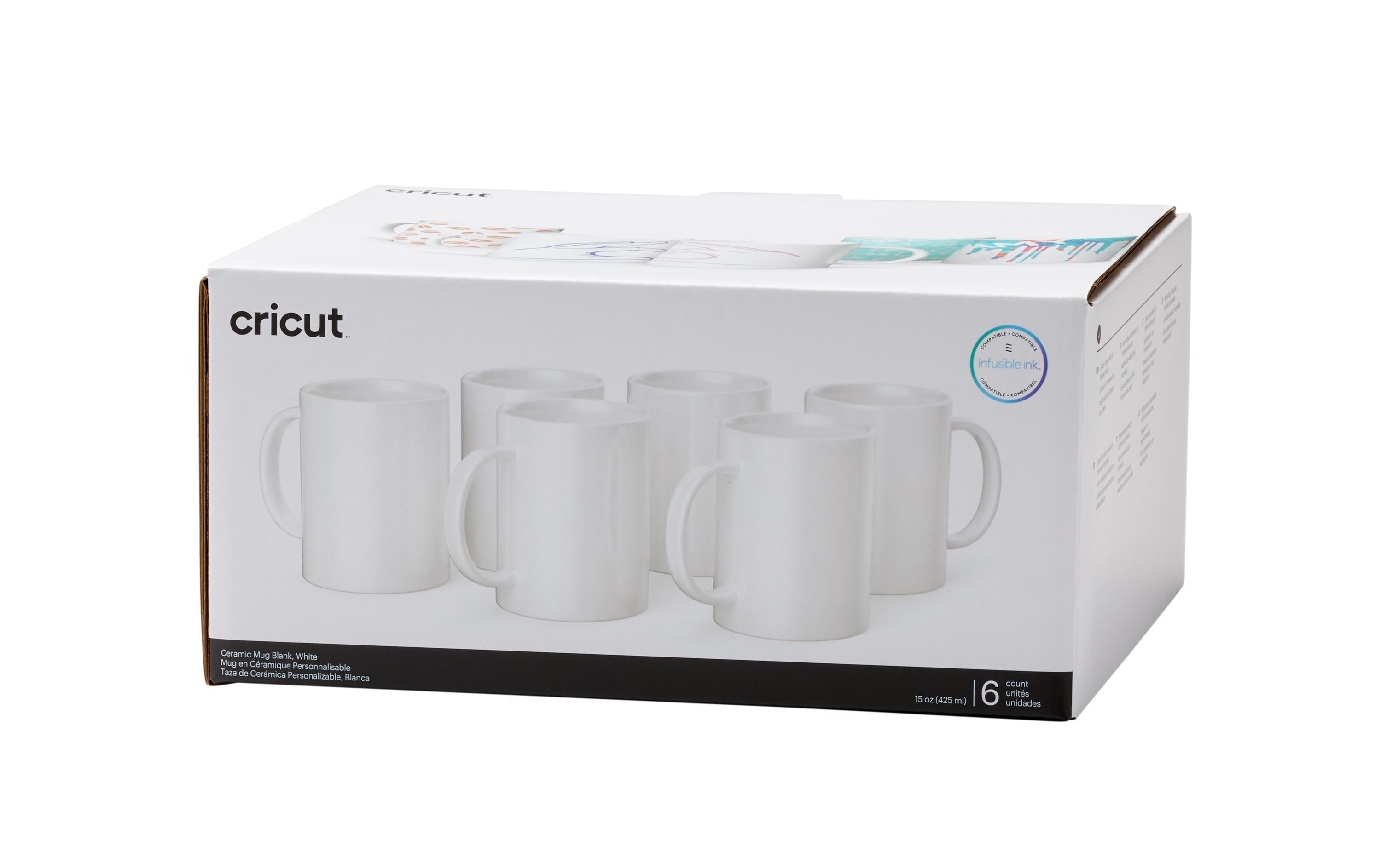 Cricut Keramiktasse 425 ml weiss, 6 Stück Gestalte lebendige, professionelle & personalisierte Tassen. Im Design Space erstellst Du mit Hilfe der kostenlosen Tassen-Vorlage Dein Design, so dass Du es korrekt platzieren kannst auf der Tasse. Danach lässt Du den Schneideplotter Dein Design entweder aus den Infusible Ink Transferbögen schneiden oder lässt es Zeichnen mit den Infusible Ink Stiften. Die Tassenpresse übernimmt dann die restliche Arbeit für Dich und bringt Dein Design auf