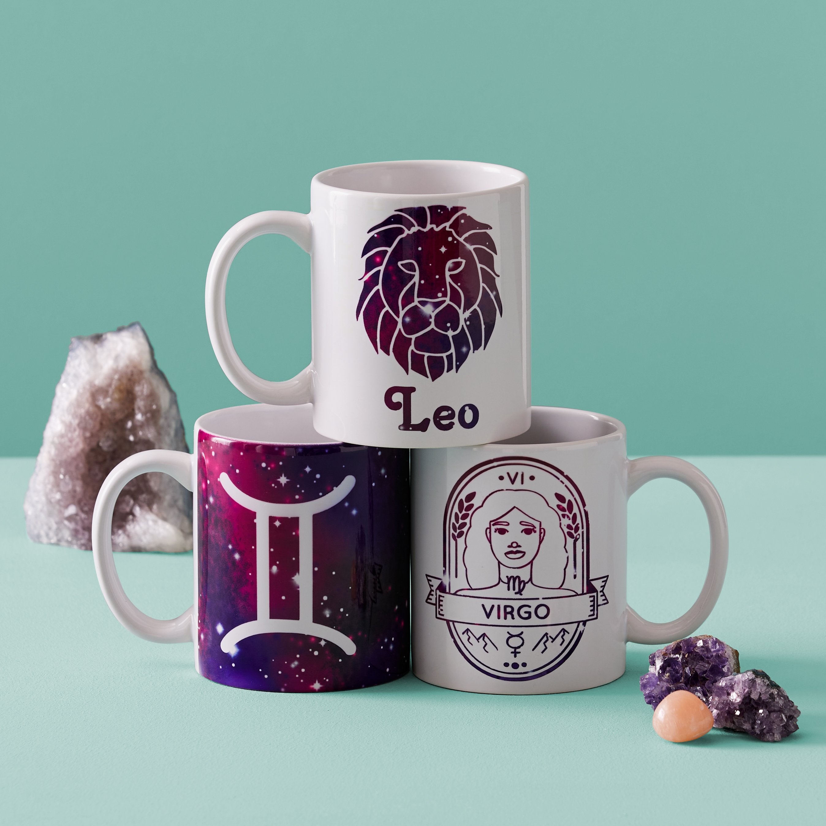 Crealive Cricut Mug Press Bundle Mit diesem Einführungspaket bist du bestens ausgerüstet für deine ersten Tassen. Inhalt 1 x Cricut Mug Press™ Tassenpresse 2 Cricut Tassen 1 x Cricut hitzebeständiges Klebeband Infusible Ink 5 Cricut Infusible Ink Stifte Basic 0.4 1 x Cricut Infusible Ink Transferbogen Joy Blue Paint Splash 1 x Cricut Infusible Ink Transferbogen Joy Pink Lemonade 1 x Cricut Infusible Ink Transferbogen Joy Schwarz 1 x Cricut Infusible Ink Transferbogen Joy Ultraviolet