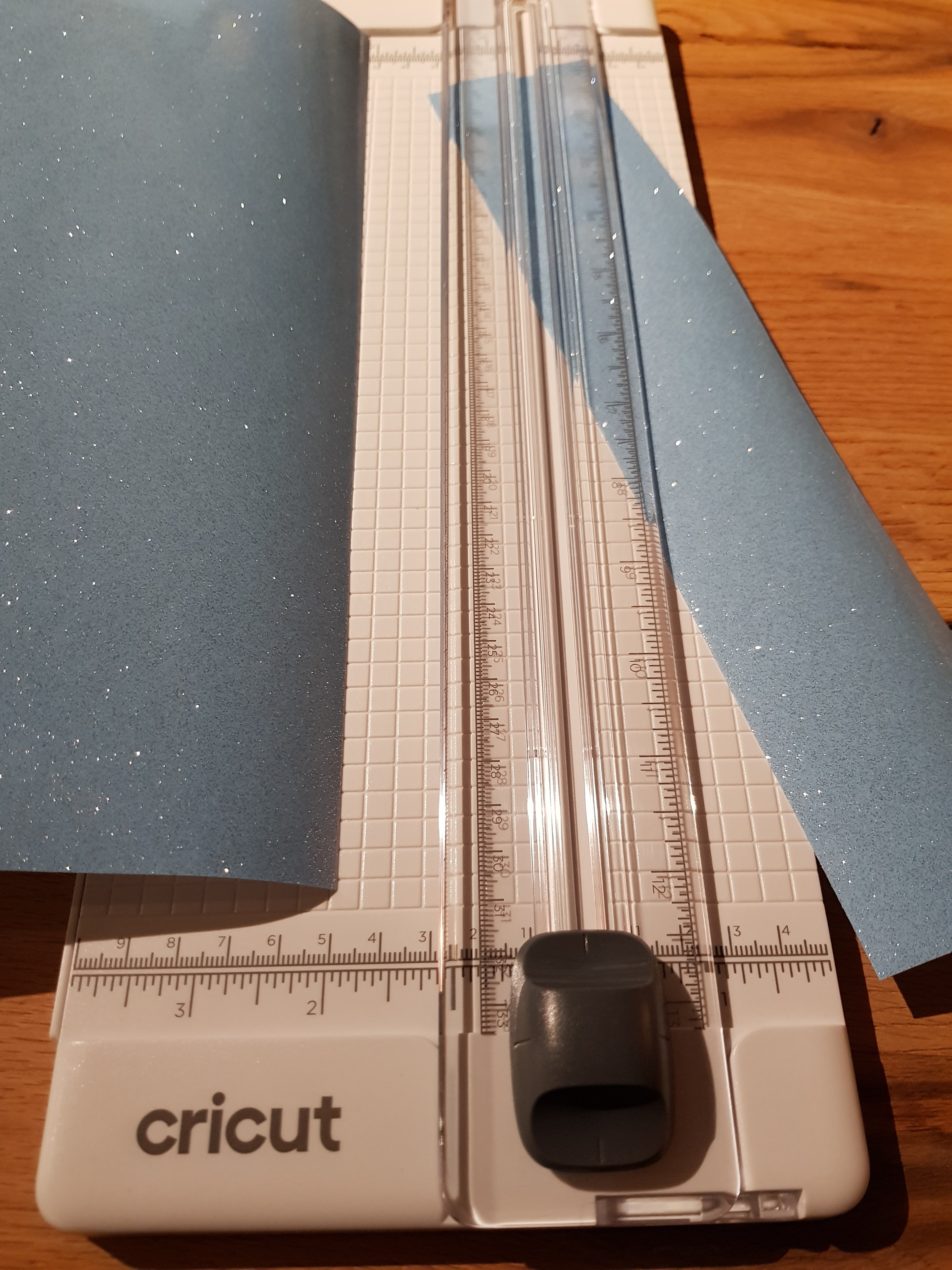 Cricut Werkzeug Trimmer - Tragbarer Trimmer von Cricut 13" / 33 cm Spezifikationen: tragbarer Trimmer schneidet Materialien bis 33 cm (13") leicht gleitendes Messersystem für gerade Schnitte Doppelgelenkschiene macht es einfach Materialien schnell zu messen und von beiden Seiten zu Schneiden Schwenkarm misst bis zu 40 cm Länge