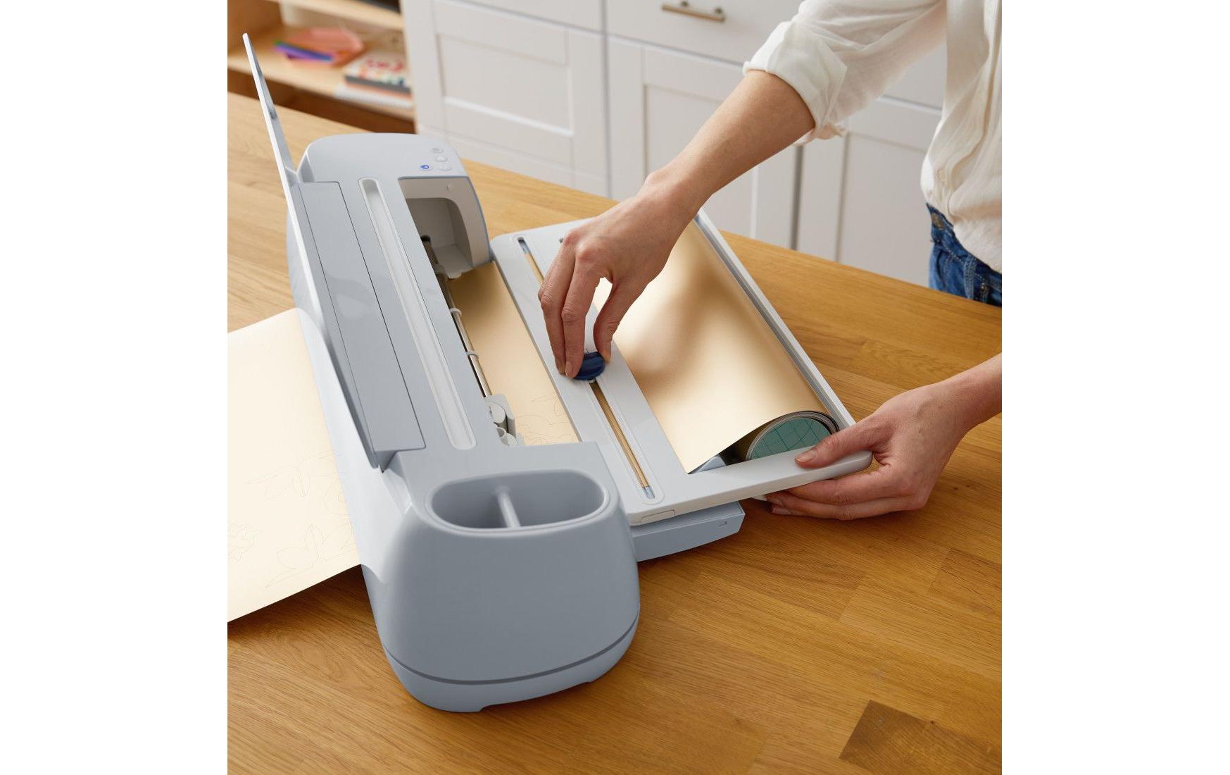 Cricut Rollenhalter für Smart Materials Der Cricut Rollenhalter hält Dein Rollenmaterial (Smart Material) organisiert und ausgerichtet für saubere, präzise Schnitte. Er sichert und führ dein Material in deine Cricut Schneidemaschine. Mit dem eingebauten Trimmer, kannst du sogar gerade Kanten abschneiden. Inhalt: 1 Rollenhalterung Der Cricut Rollenhalter ist geeignet für: Smart Material Folien Nur mit dem Cricut Explore 3 und Maker 3 kompatibel