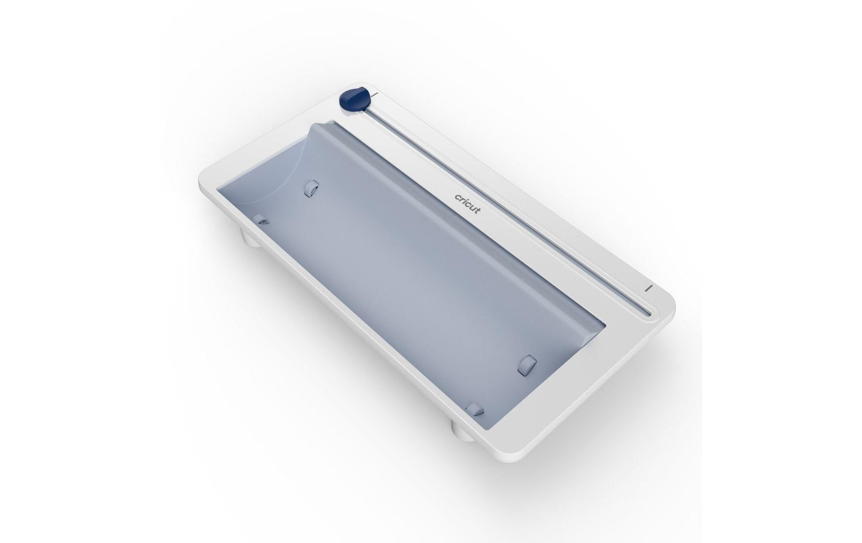 Cricut Rollenhalter für Smart Materials Der Cricut Rollenhalter hält Dein Rollenmaterial (Smart Material) organisiert und ausgerichtet für saubere, präzise Schnitte. Er sichert und führ dein Material in deine Cricut Schneidemaschine. Mit dem eingebauten Trimmer, kannst du sogar gerade Kanten abschneiden. Inhalt: 1 Rollenhalterung Der Cricut Rollenhalter ist geeignet für: Smart Material Folien Nur mit dem Cricut Explore 3 und Maker 3 kompatibel