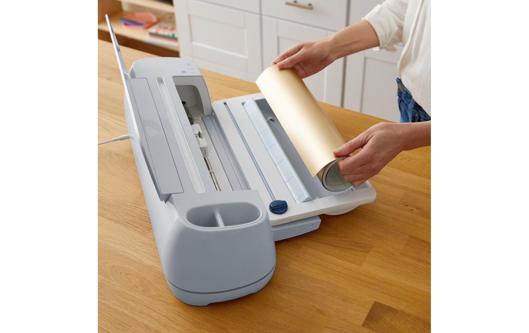 Cricut Rollenhalter für Smart Materials Der Cricut Rollenhalter hält Dein Rollenmaterial (Smart Material) organisiert und ausgerichtet für saubere, präzise Schnitte. Er sichert und führ dein Material in deine Cricut Schneidemaschine. Mit dem eingebauten Trimmer, kannst du sogar gerade Kanten abschneiden. Inhalt: 1 Rollenhalterung Der Cricut Rollenhalter ist geeignet für: Smart Material Folien Nur mit dem Cricut Explore 3 und Maker 3 kompatibel