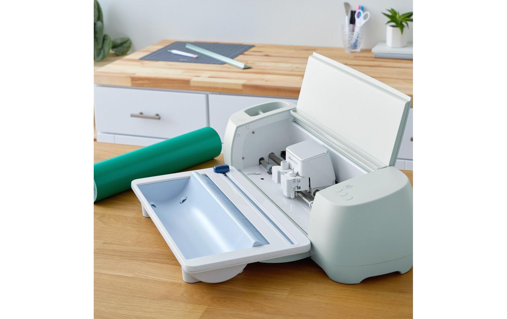 Cricut Rollenhalter für Smart Materials Der Cricut Rollenhalter hält Dein Rollenmaterial (Smart Material) organisiert und ausgerichtet für saubere, präzise Schnitte. Er sichert und führ dein Material in deine Cricut Schneidemaschine. Mit dem eingebauten Trimmer, kannst du sogar gerade Kanten abschneiden. Inhalt: 1 Rollenhalterung Der Cricut Rollenhalter ist geeignet für: Smart Material Folien Nur mit dem Cricut Explore 3 und Maker 3 kompatibel