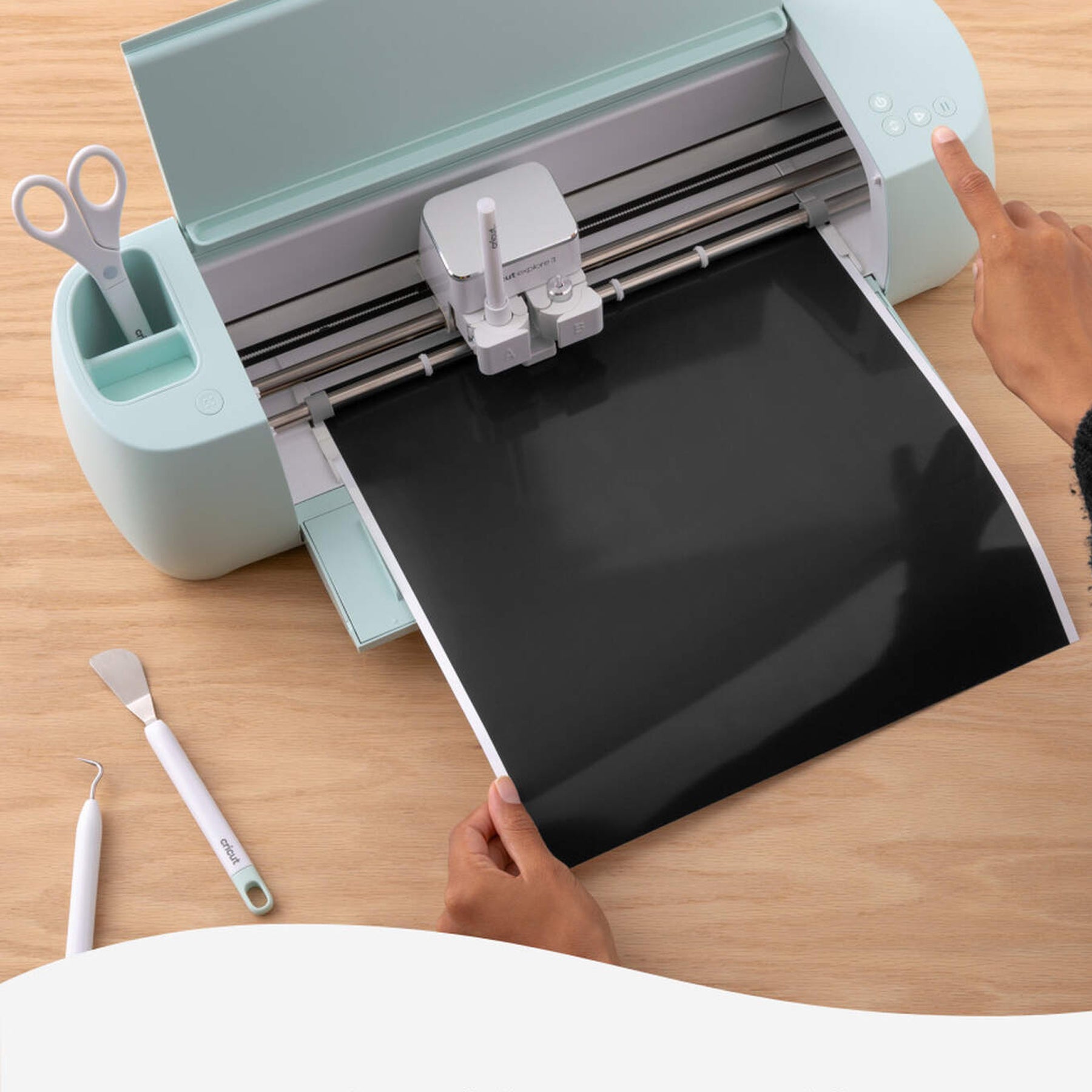 Crealive Cricut Smart Label beschreibbare Vinylfolie ablösbar - Schwarz Inhalt: 1 Rolle 33 cm x 91 cm Spezifikationen: Grösse: 33 cm x 91 cm Farbe: Schwarz selbstklebend funktioniert ohne Schneidematte - einfach einlegen und loslegen! individuell gestaltbar mit Cricut™ Stiften (Gelstifte werden nicht empfohlen) langlebig und dennoch leicht von Oberflächen abzulösen