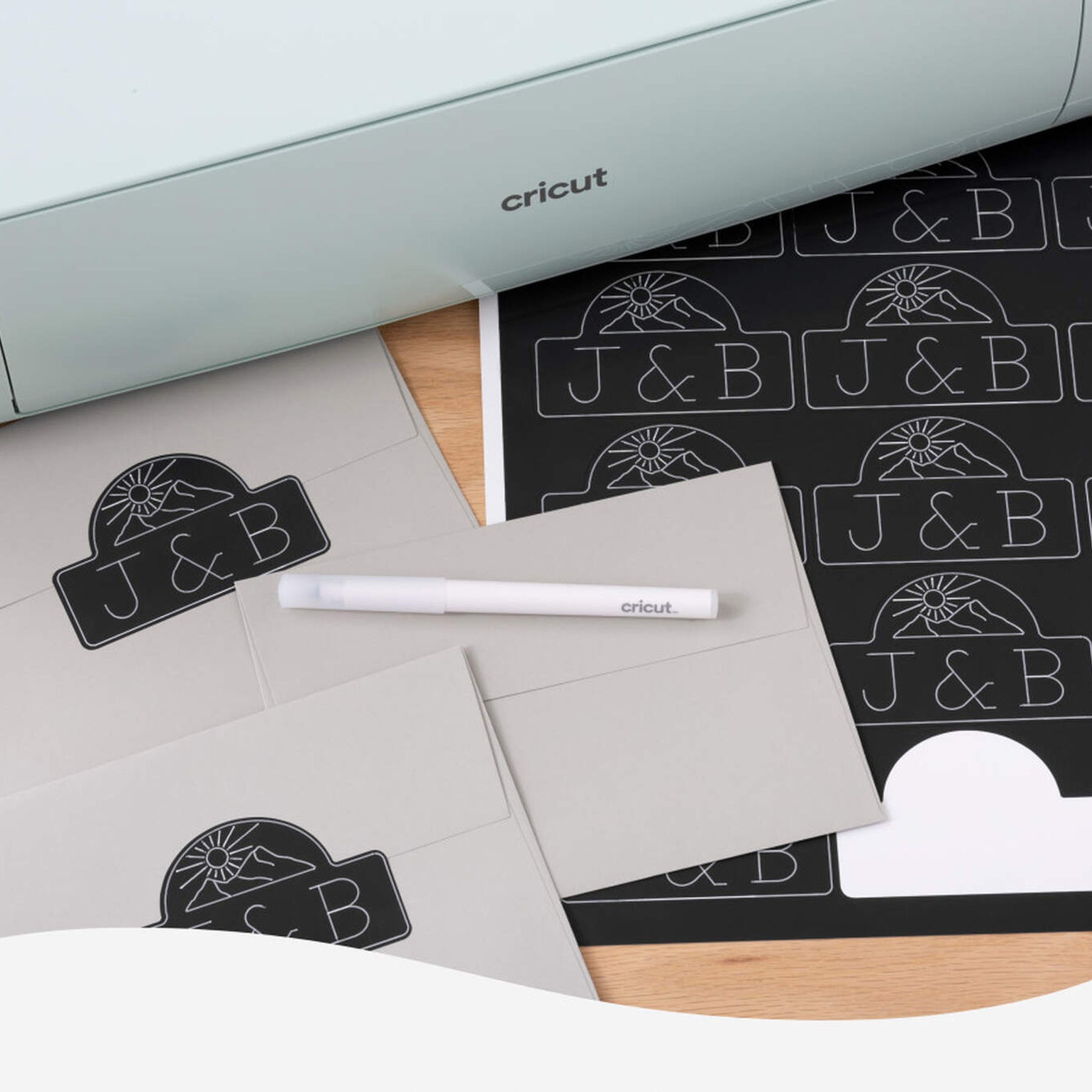 Crealive Cricut Smart Label beschreibbare Vinylfolie ablösbar - Schwarz Inhalt: 1 Rolle 33 cm x 91 cm Spezifikationen: Grösse: 33 cm x 91 cm Farbe: Schwarz selbstklebend funktioniert ohne Schneidematte - einfach einlegen und loslegen! individuell gestaltbar mit Cricut™ Stiften (Gelstifte werden nicht empfohlen) langlebig und dennoch leicht von Oberflächen abzulösen