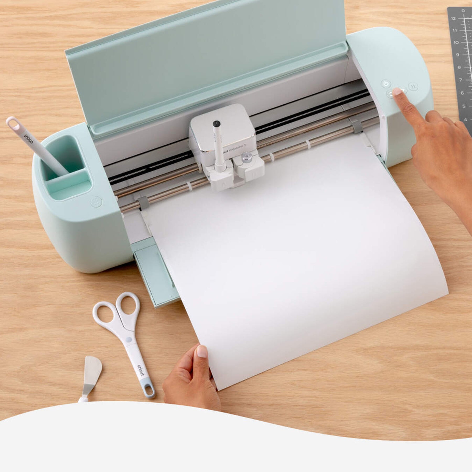 Crealive Cricut Smart Label beschreibbare Vinylfolie ablösbar - Transparent Inhalt: 1 Rolle 33 cm x 91 cm Spezifikationen: Grösse: 33 cm x 91 cm Farbe: Transparent selbstklebend funktioniert ohne Schneidematte - einfach einlegen und loslegen! individuell gestaltbar mit Cricut™ Stiften (Gelstifte werden nicht empfohlen) langlebig und dennoch leicht von Oberflächen abzulösen nicht mit Übertragungsfolie verwenden - die beschreibbare Vinylfolie wird von Hand übertragen