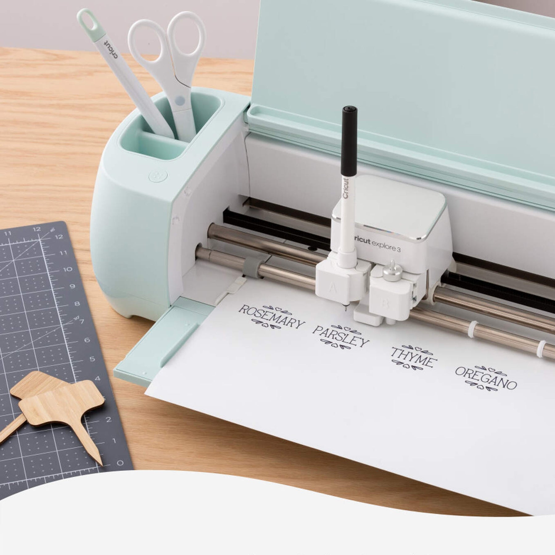 Crealive Cricut Smart Label beschreibbare Vinylfolie ablösbar - Transparent Inhalt: 1 Rolle 33 cm x 91 cm Spezifikationen: Grösse: 33 cm x 91 cm Farbe: Transparent selbstklebend funktioniert ohne Schneidematte - einfach einlegen und loslegen! individuell gestaltbar mit Cricut™ Stiften (Gelstifte werden nicht empfohlen) langlebig und dennoch leicht von Oberflächen abzulösen nicht mit Übertragungsfolie verwenden - die beschreibbare Vinylfolie wird von Hand übertragen