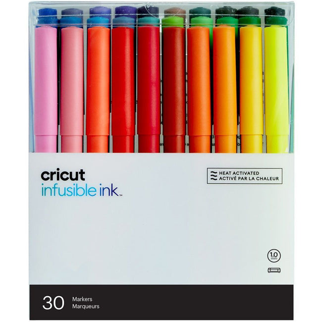 Cricut Infusible Ink Stifte 1.0 mm - Set 30 Stück Inhalt: 30 Cricut Infusible Ink Stifte Spezifikationen: Stärke: 1.0 (mittlere Spitze) Farben: 30 verschiedene Farben brillante Farben nach dem Transfervorgang Infusible Ink wasserbasiert säurefrei Anleitung: Design auswählen Stift in die Halterung (A) Laser Kopierpapier auf die Schneidematte Zeichnen lassen (spiegeln nicht vergessen!) auf den Rohling transferieren - entweder mit der Mug Press für Tassen oder der Easy Press für Textilien