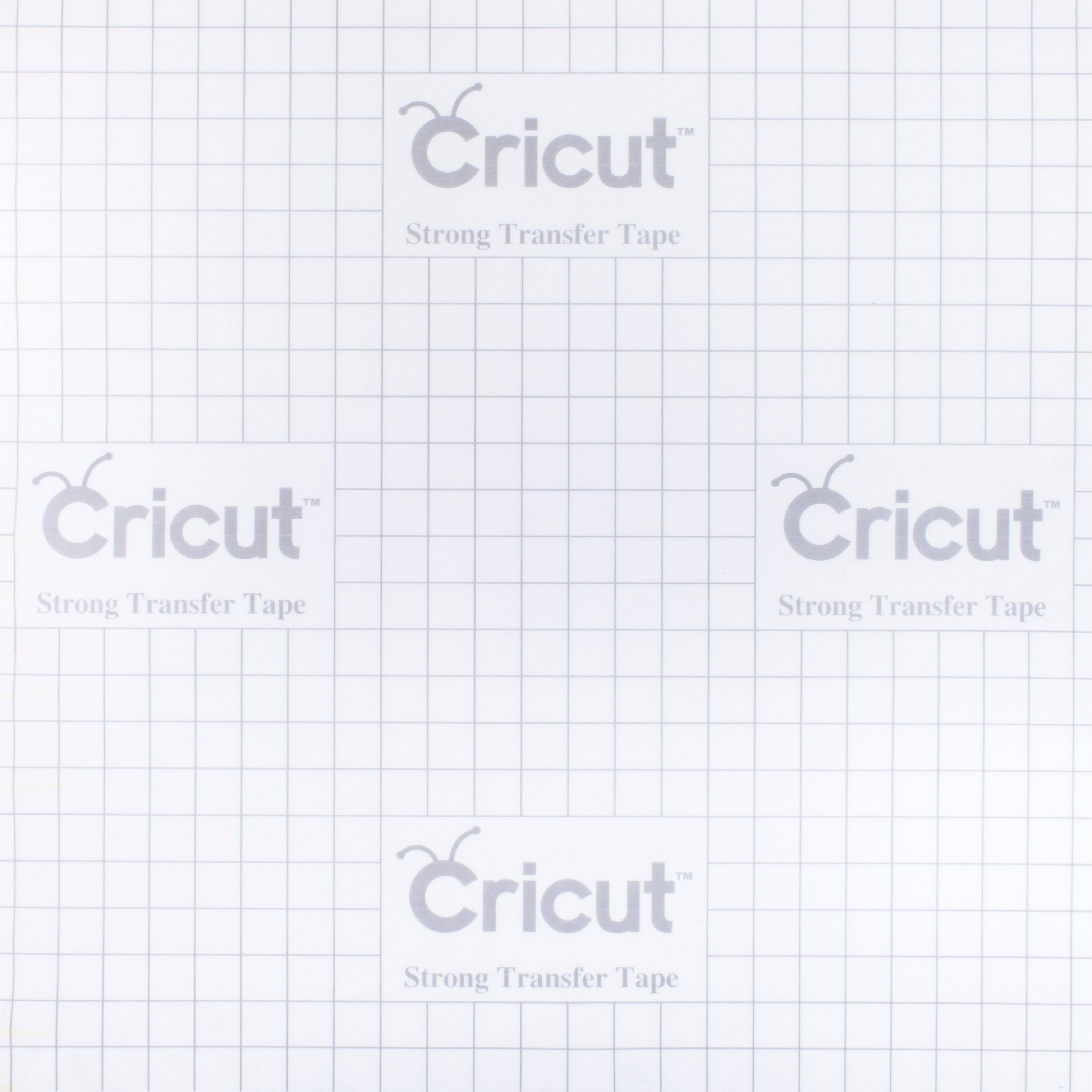 Cricut Übertragungsfolie extra stark / Transfer Tape Strong-Grip - 30.5 x 121 cm Mit dieser Übertragungsfolie / dem Transfer Tape überträgst Du rasch und unkompliziert deine Vinylfolie auf Deko-Gegenstände, Karten & Verpackungen. Sie hat eine sehr hohe Klebekraft und eignet sich daher für Glitzer- und Schimmer-Vinylfolien. Inhalt: 1 Rolle 12" x 48" (30.5 cm x 121 cm) Die Übertragungsfolie ist geeignet für: einfaches Übertragen von Glitzer- und Schimmer-Vinylfolien auf eine Vielzahl von Oberflächen
