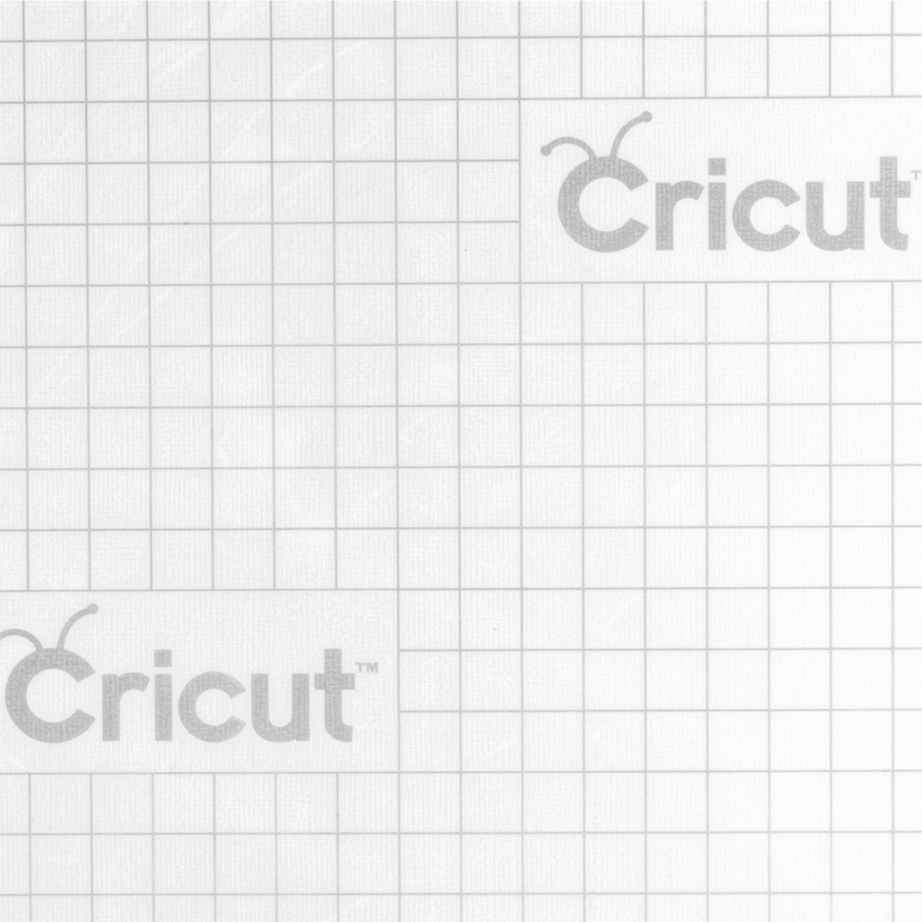 Cricut Cricut Übertragungsfolie / Transfer Tape - 30.5 cm x 121 cm Mit dieser Übertragungsfolie / dem Transfer Tape überträgst Du rasch und unkompliziert deine Vinylfolie auf Deko-Gegenstände, Karten & Verpackungen. Sie hat eine gute Klebekraft für gängige Folien; eignet sich aber nicht für Glitzer- und Schimmer-Vinylfolien. Inhalt: 1 Rolle 12" x 48" (30.5 cm x 121 cm) Die Übertragungsfolie ist geeignet für: einfaches Übertragen von matten & glänzenden Vinylfolien auf eine Vielzahl von Oberflächen