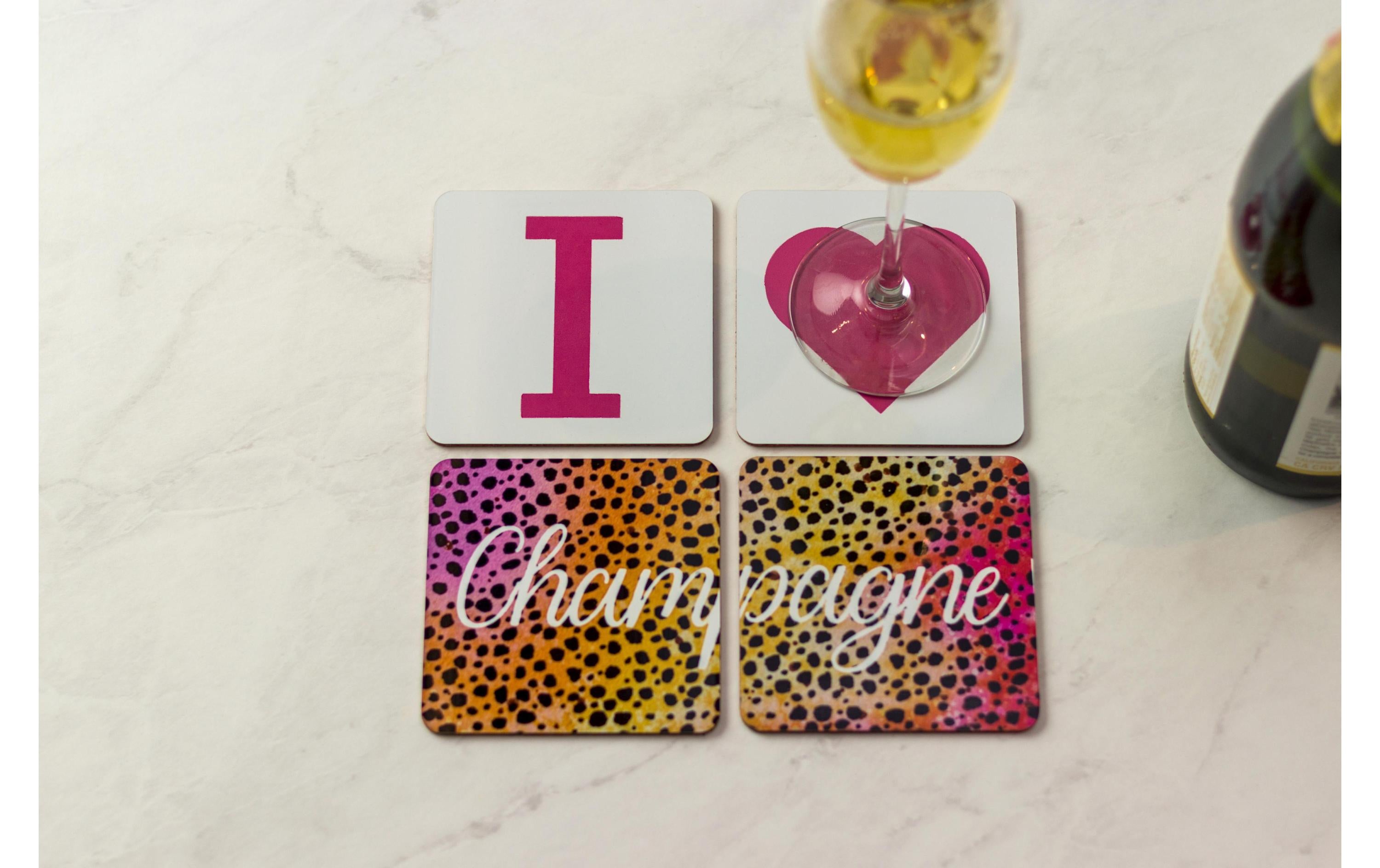 Cricut Untersetzer Infusible Ink - Quadratisch - 4 Stück Spezifikationen: 4 Keramik-Untersetzer für Sublimationsdruck Farbe: Weiss Form: quadratisch Grösse: 9.5 x 9.5 cm Rückseite: Kork (nicht bedruckbar) kompatibel mit Infusible Ink Stiften oder Infusible Ink Transferbogen Die Keramik-Untersetzer sind geeignet für: Infusbile Ink Sublimation