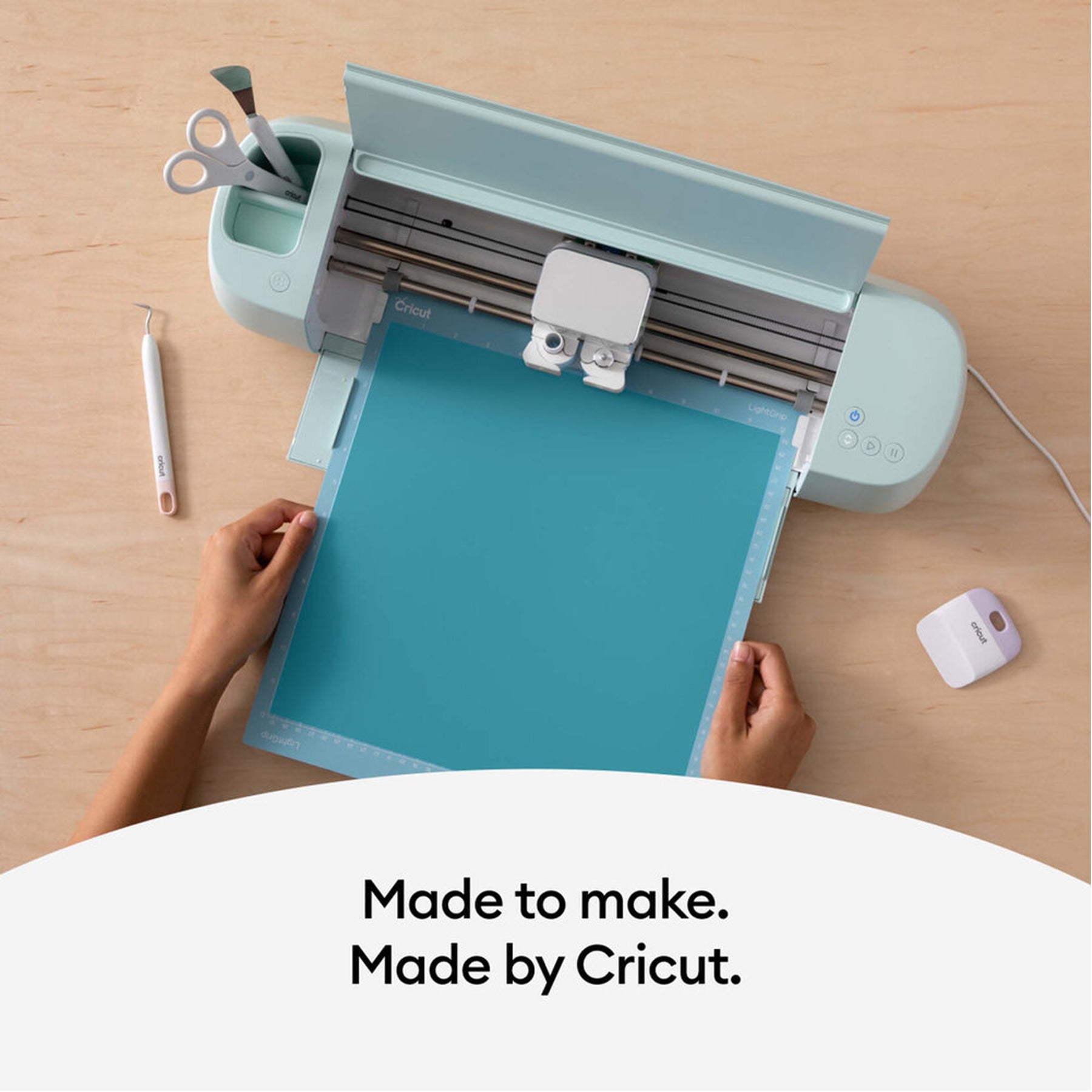 Crealive Cricut Farbwechsel Vinylfolie - Kälteaktiviert / Color-Changing Vinyl Permanent Cold-Activate Setze dieses faszinierende Material der Kälte aus und beobachte, was passiert: WOW. Das Vinyl verändert bei Temperaturen unter 10 ºC seine Farbe. Trage es auf dein Lieblingsglas oder Schale auf, und serviere etwas Kaltes darin; Die Folie kann natürlich mit allen handelsüblichen Schneidemaschinen geschnitten werden, nebst Cricut z. B. auch Silhouette, Brother oder Siser.