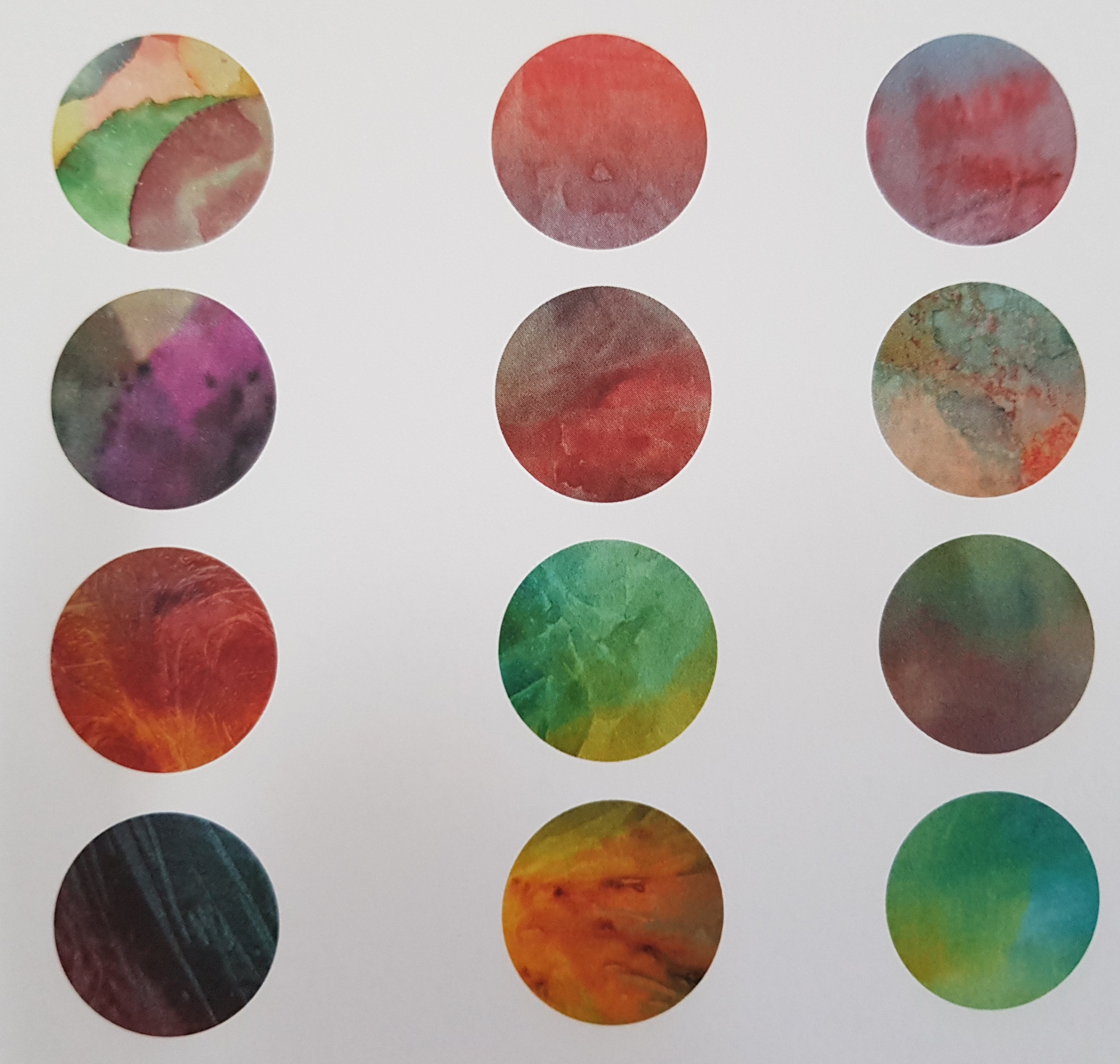 Designer Premium Pergamentpapier / Transparentpapier 140 g/m2 - 8" x 8" - Nordlichter Spezifikationen: 8" x 8" (20.32 cm x 20.32 cm) 140 g/m2 48 Bogen 12 Designs Transparent Dieses besondere Designer Premium Pergamentpapier / Transparentpapier lässt sich für vielfältige Bastelkreationen verwenden. Ob Boxen-Deko, Karten-Details, Verpackungen, Laternen; dieses exklusive Designer Transparentpapier ist immer ein echter Hingucker.
