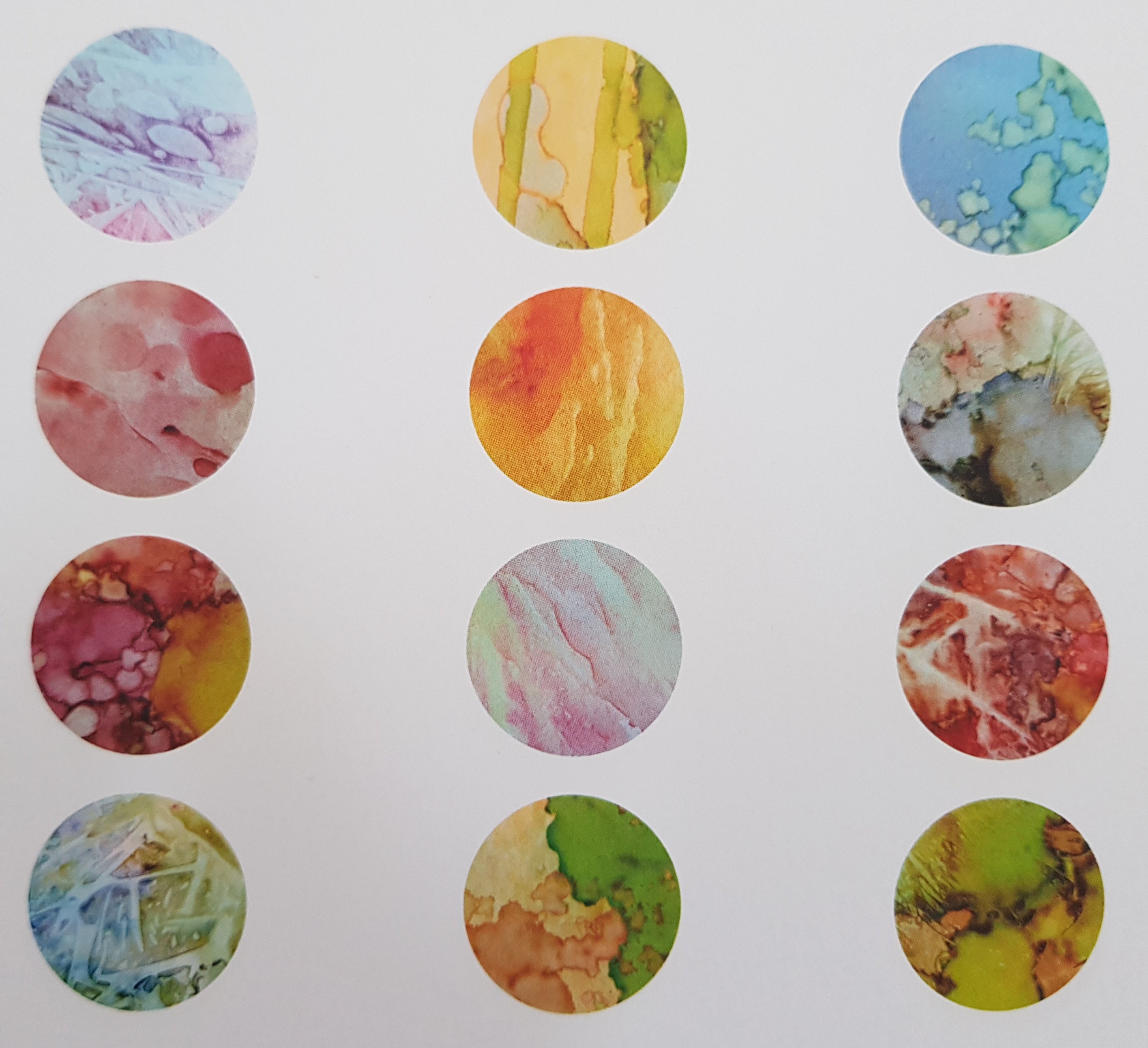 Designer Premium Pergamentpapier / Transparentpapier 140 g/m2 - 8" x 8" - Toscana Spezifikationen: 8" x 8" (20.32 cm x 20.32 cm) 140 g/m2 48 Bogen 12 Designs Transparent Dieses besondere Designer Premium Pergamentpapier / Transparentpapier lässt sich für vielfältige Bastelkreationen verwenden. Ob Boxen-Deko, Karten-Details, Verpackungen, Laternen; dieses exklusive Designer Transparentpapier ist immer ein echter Hingucker.