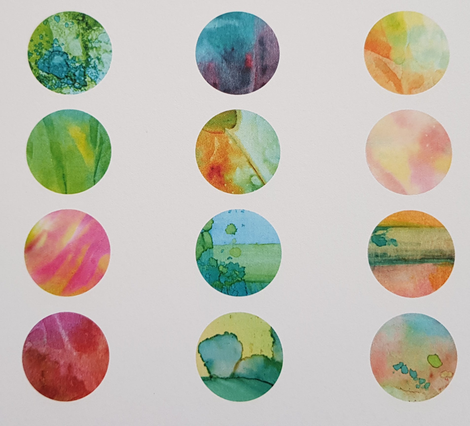 Designer Premium Pergamentpapier / Transparentpapier 140 g/m2 - 8" x 8" - Waimea-Wasserfälle Spezifikationen: 8" x 8" (20.32 cm x 20.32 cm) 140 g/m2 48 Bogen 12 Designs Transparent Dieses besondere Designer Premium Pergamentpapier / Transparentpapier lässt sich für vielfältige Bastelkreationen verwenden. Ob Boxen-Deko, Karten-Details, Verpackungen, Laternen; dieses exklusive Designer Transparentpapier ist immer ein echter Hingucker.