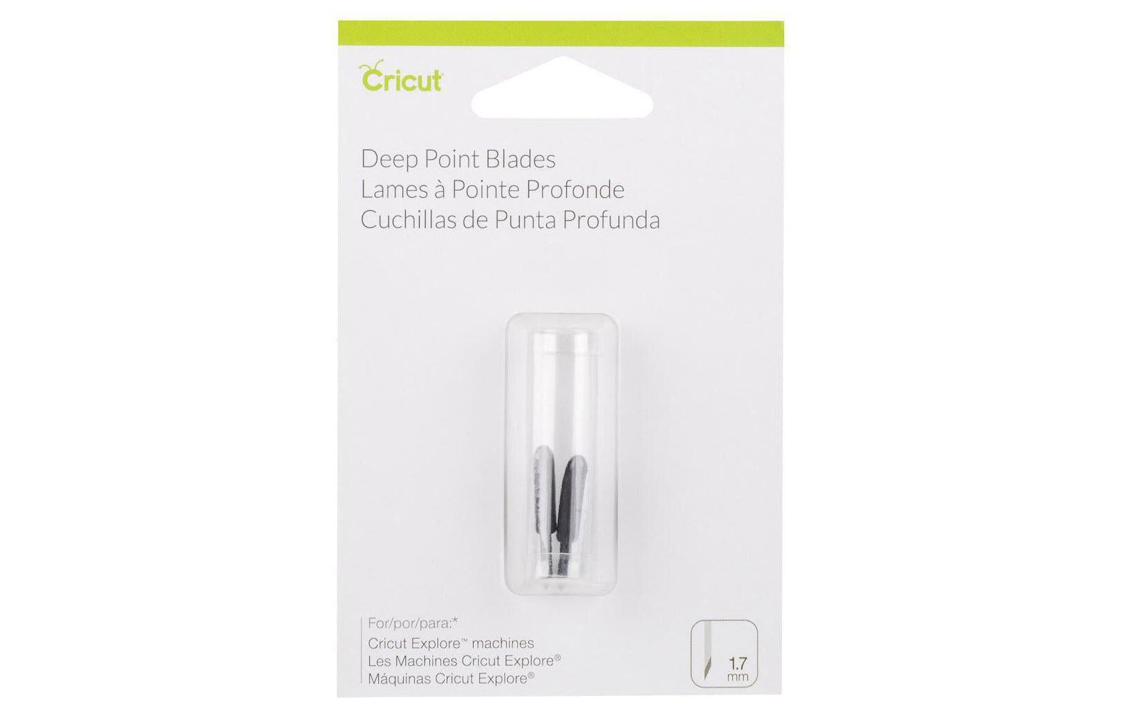 Cricut Tiefschnitt Ersatzmesser - Deep Point Blade Dieses Deep Point Blade ist eine Ersatzklinge für das Cricut Deep Point-Klingengehäuse. Das Deep Point-Messer ist eine weiteres Tool aus der Serie der Fine Point Blades (Feinspitzen-Messer), mit der sich kompliziertere Schnitte für eine Vielzahl von Materialien für Projekte durchführen lassen. Die Deep Point-Klinge hat einen steileren Klingenwinkel (60 Grad gegenüber 45 Grad für die anderen Feinspitze) und einen härteren, widerstandsfähigeren Stahl.