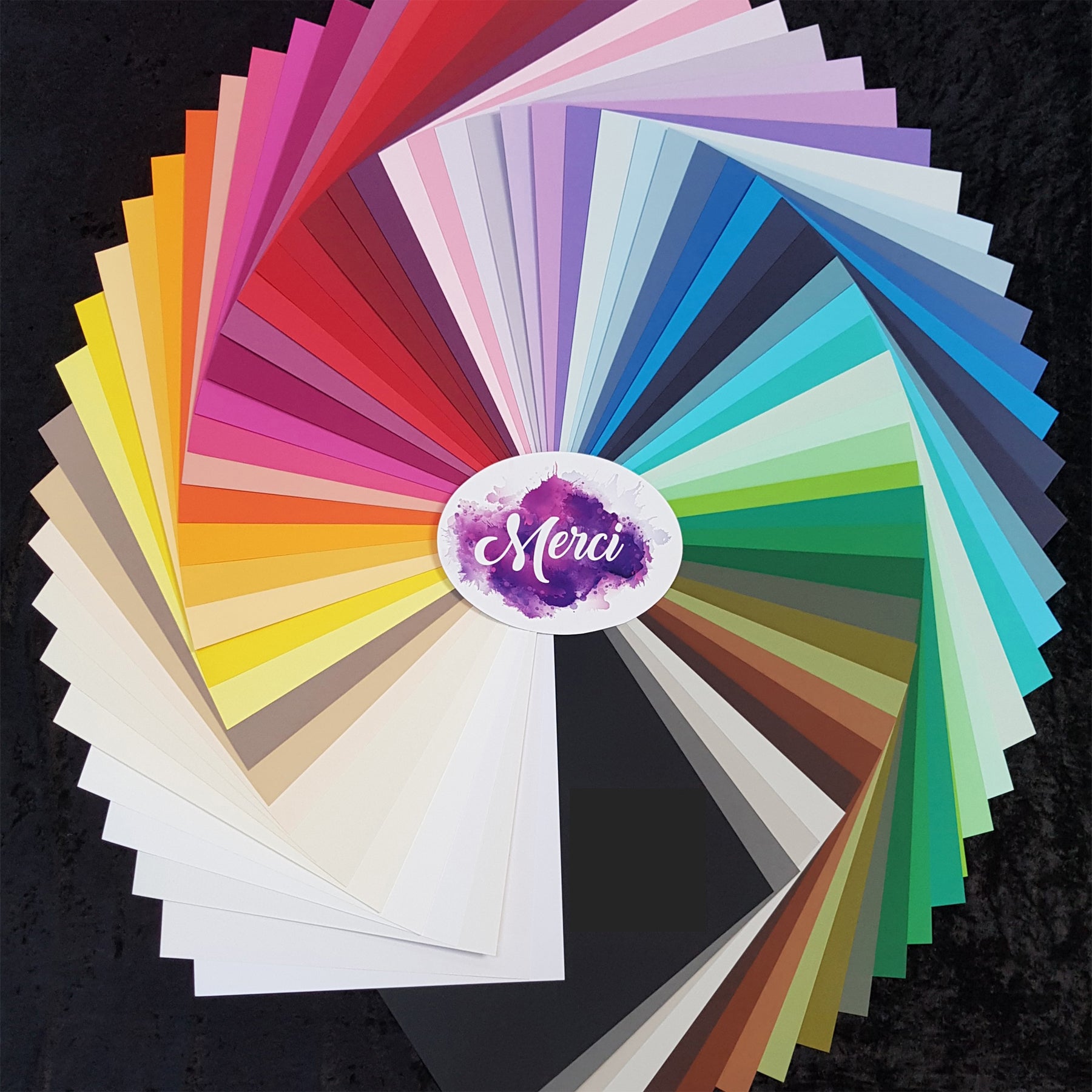 Crealive Cardstock - 12’’ x 12’’ - Regenbogen Ihr wollte alle Farben von unserem Uni Cardstock 12" x 12"? Dann ist dieses Paket genau das Richtige für euch! Es sind über 60 verschiedene Cardstock von 200 - 240 g/m2 im Regenbogen Paket enthalten. Wenn Farben weg fallen oder neu dazu kommen - ihr habt immer alle aktuellsten Farben mit diesem Bundle! Es sind alle Uni glatt oder mit Struktur dabei - keine Kraft oder Metallic-, Transparent- & Perlpapiere.