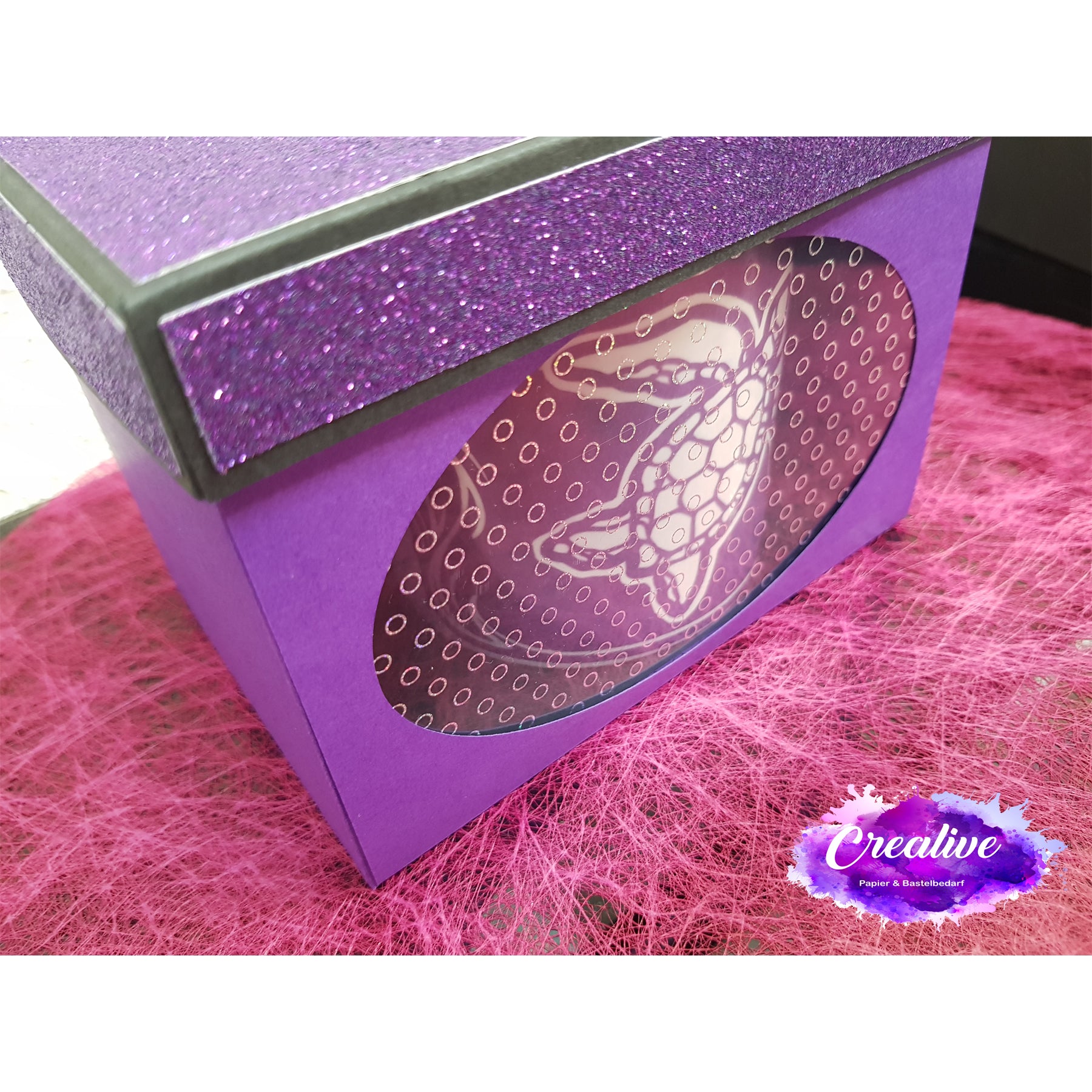 Crealive Glitzer Papier selbstklebend 160 g/m2 - 12’’ x 12’’ - Violett Spezifikationen: Papier mit Klebstoff 12’’ x 12’’ (30.5 cm x 30.5 cm) Gewicht: 160 g/m2 Selbstklebend Oberfläche: Glitzer Farbe: Violett Das selbstklebende Papier ist geeignet für: Geburtstagskarten Einladungen Dekorationen Plotten Scrapbooking-Seiten