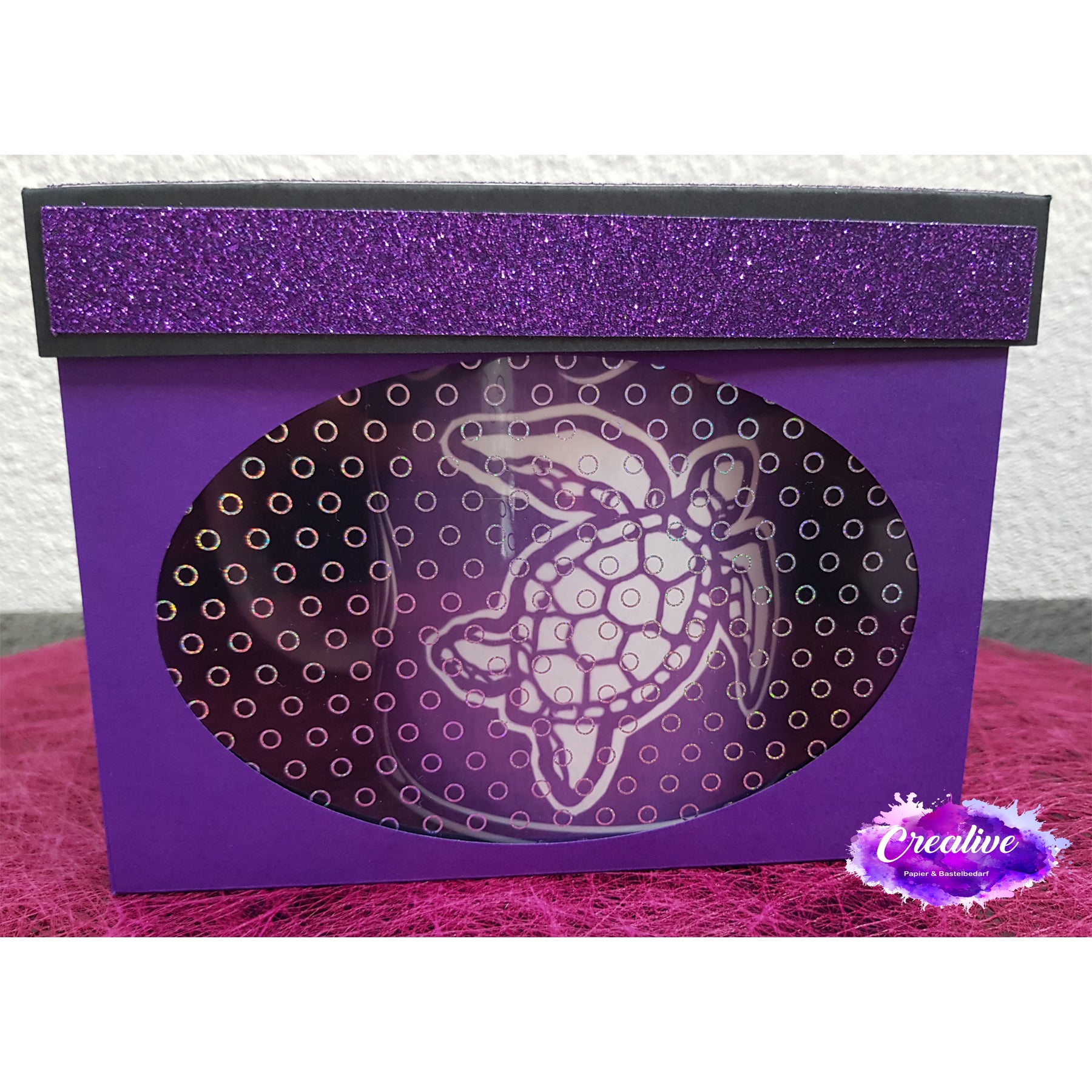 Crealive Glitzer Papier selbstklebend 160 g/m2 - 12’’ x 12’’ - Violett Spezifikationen: Papier mit Klebstoff 12’’ x 12’’ (30.5 cm x 30.5 cm) Gewicht: 160 g/m2 Selbstklebend Oberfläche: Glitzer Farbe: Violett Das selbstklebende Papier ist geeignet für: Geburtstagskarten Einladungen Dekorationen Plotten Scrapbooking-Seiten