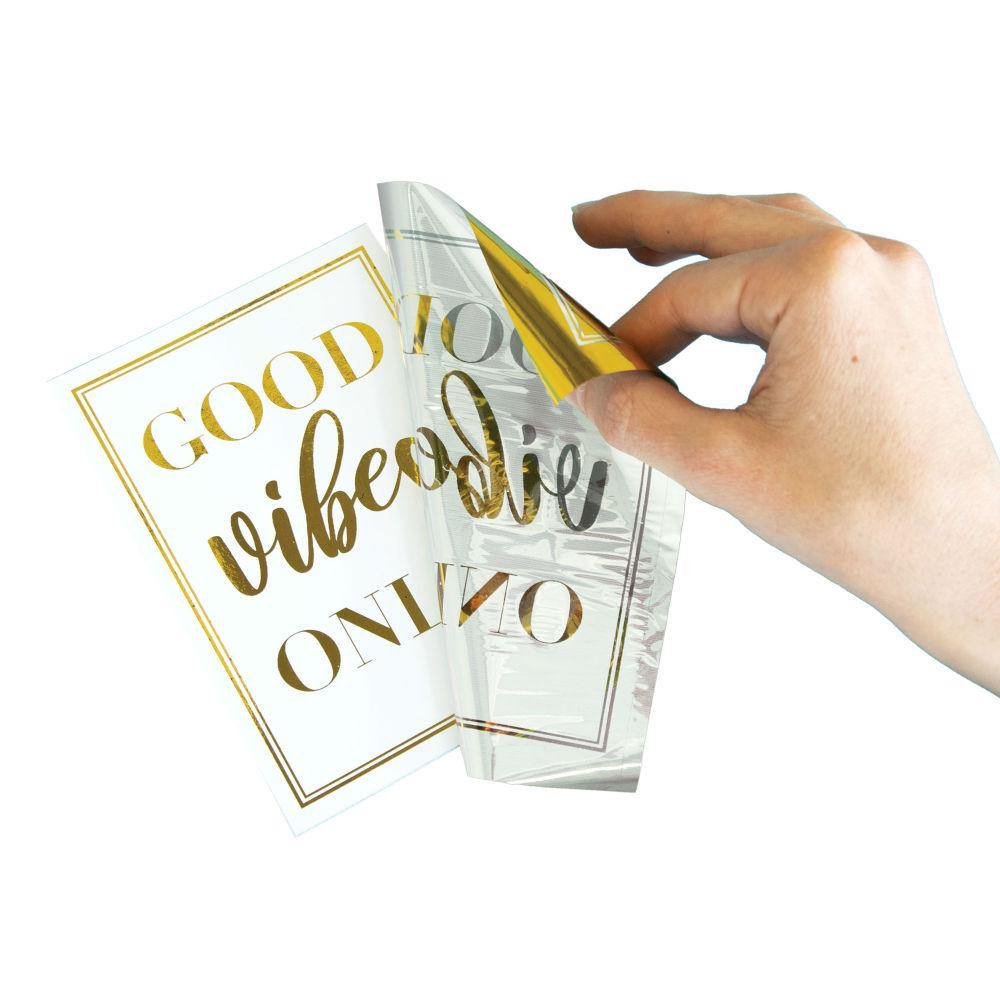 Heissfolien-Applikator / Hot Foil Applicator Mit dem Hot Foil Applicator kannst Du Deine Hobby-Projekte auf die nächste Stufe heben. Bereichere Deine Designs mit einer schönen Schicht glänzender Folie, indem Du sie im Heissfolien-Applikator zusammensetzt. Die Folie wird dann auf Dein Design übertragen.