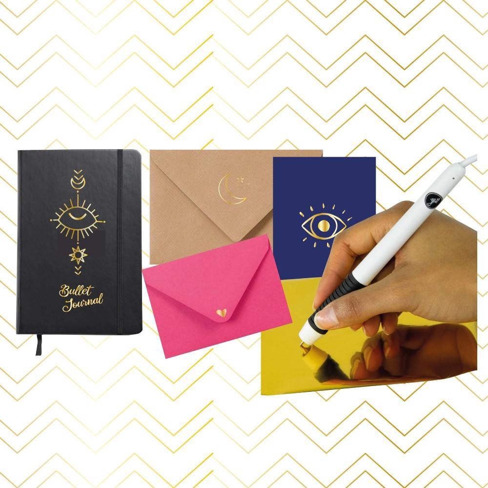 Heissfolienstift USB Starterkit / Heat Active Pen Gestalte die schönsten Karten, Fotobücher und Bullet Journals mit diesem Heissfolienstift-Starterkit! Mit diesem Heissfolienstift kannst Du schöne Foliendetails auf einen Papier-, Holz- oder Lederuntergrund aufbringen.