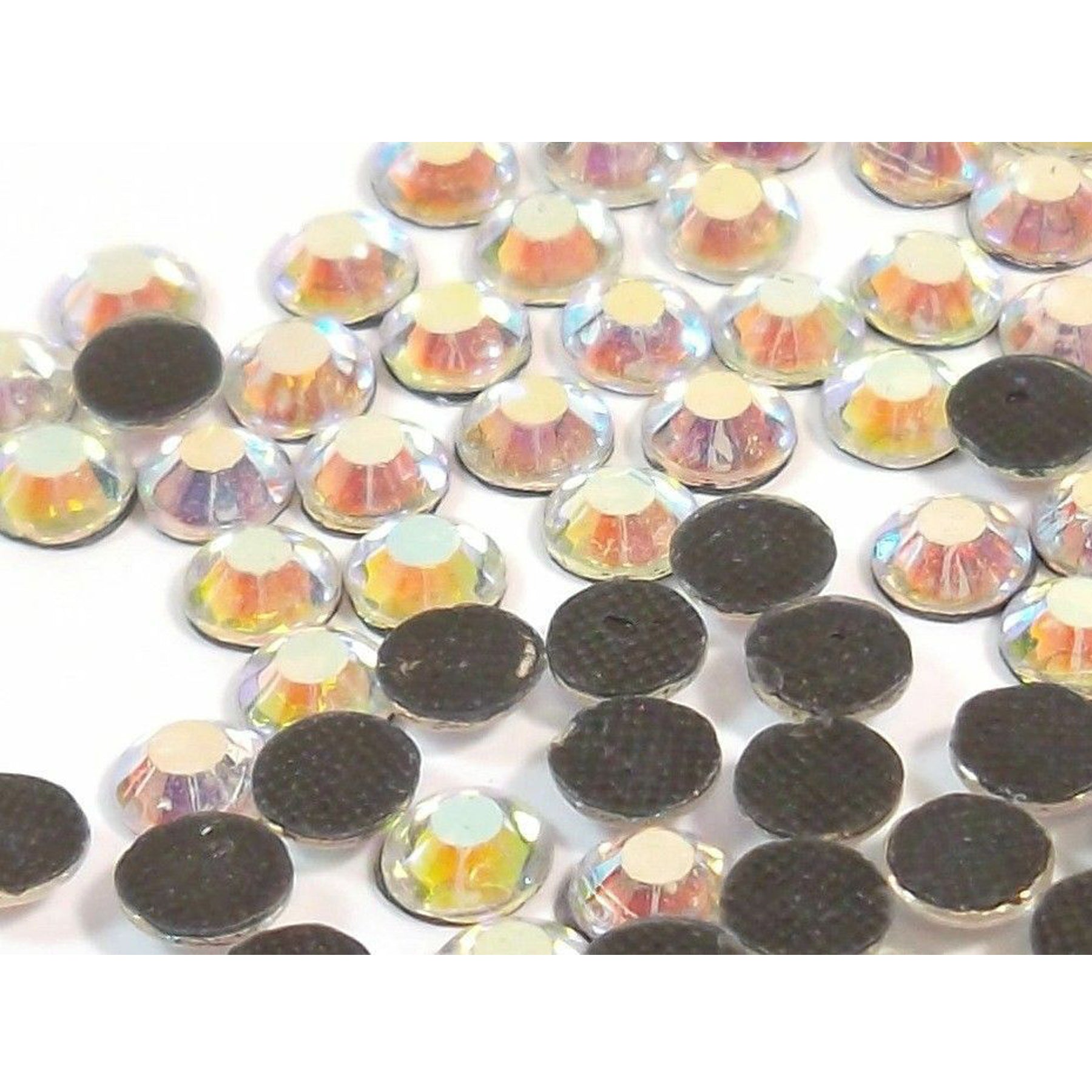 Crealive Strasssteine SS6 - 1500 Stück - Crystal AB Spezifikationen: Hotfix Strasssteine Farbe: Klar holographisch Grösse: SS6 (2 mm) Hotfix Strasssteine sind hitzeaktiviert und somit nicht selbstklebend Inhalt: ca. 1500 Stück