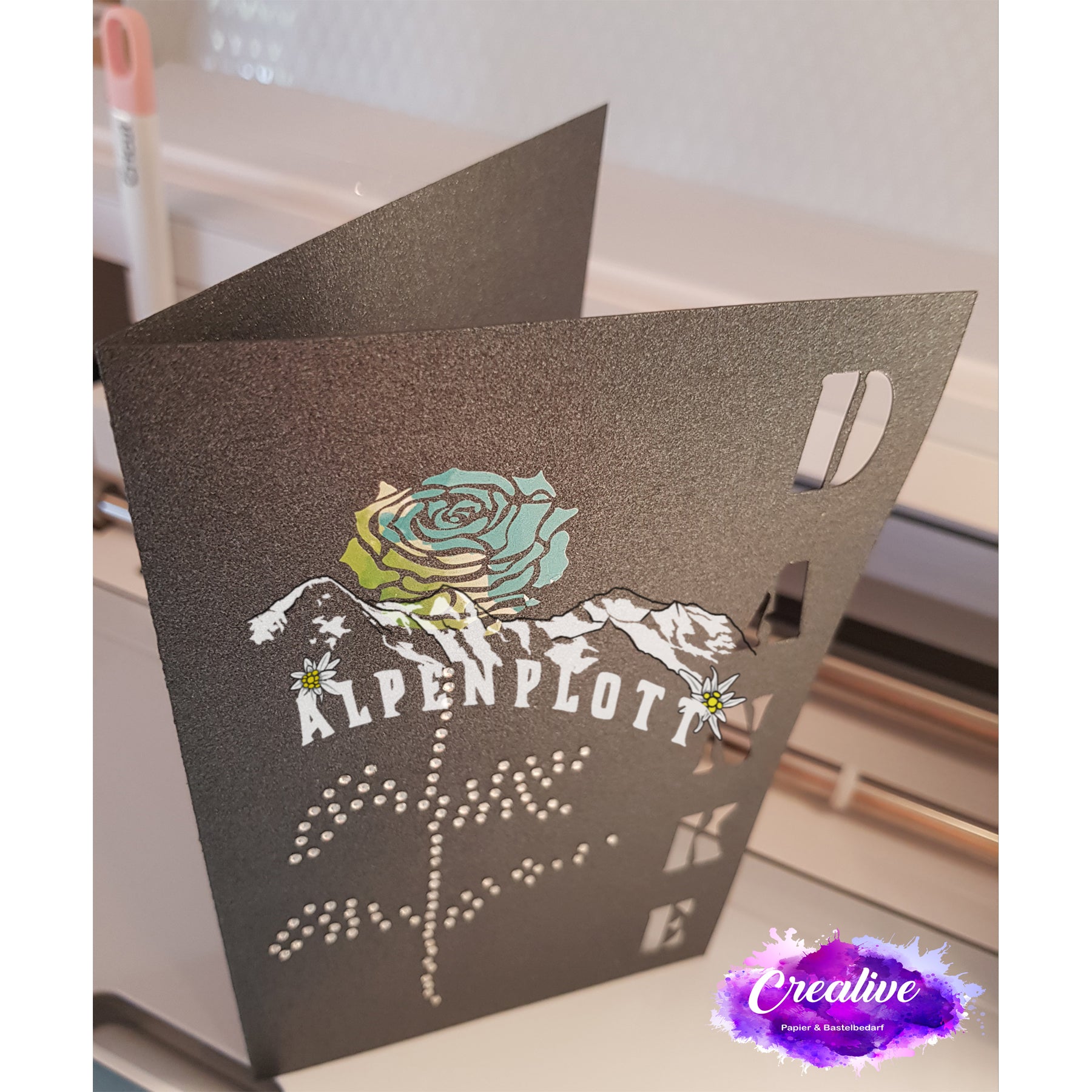 Crealive Strasssteine SS6 - 2000 Stück - Crystal klar Spezifikationen: Hotfix Strasssteine Farbe: Crystal klar Grösse: SS6 (1.6 - 2 mm) Hotfix Strasssteine sind hitzeaktiviert und somit nicht selbstklebend Inhalt: ca. 2000 Stück Mit den Hotfix Strasssteinen kannst Du Deine Shirts, Filz-Rohlinge, Taschen, etc. zum Glitzern bringen. Auch auf Papier oder Holz kannst Du mit den Strass Steinchen tolle Akzente setzen oder gar ganze Motive mit ihnen erstellen.