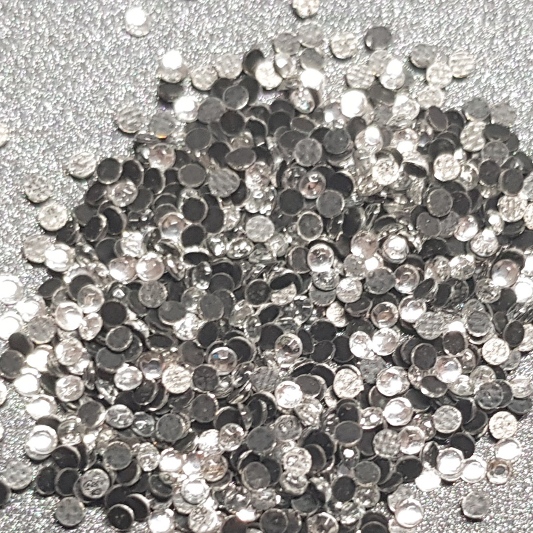 Crealive Strasssteine SS6 - 2000 Stück - Crystal klar Spezifikationen: Hotfix Strasssteine Farbe: Crystal klar Grösse: SS6 (1.6 - 2 mm) Hotfix Strasssteine sind hitzeaktiviert und somit nicht selbstklebend Inhalt: ca. 2000 Stück Mit den Hotfix Strasssteinen kannst Du Deine Shirts, Filz-Rohlinge, Taschen, etc. zum Glitzern bringen. Auch auf Papier oder Holz kannst Du mit den Strass Steinchen tolle Akzente setzen oder gar ganze Motive mit ihnen erstellen.