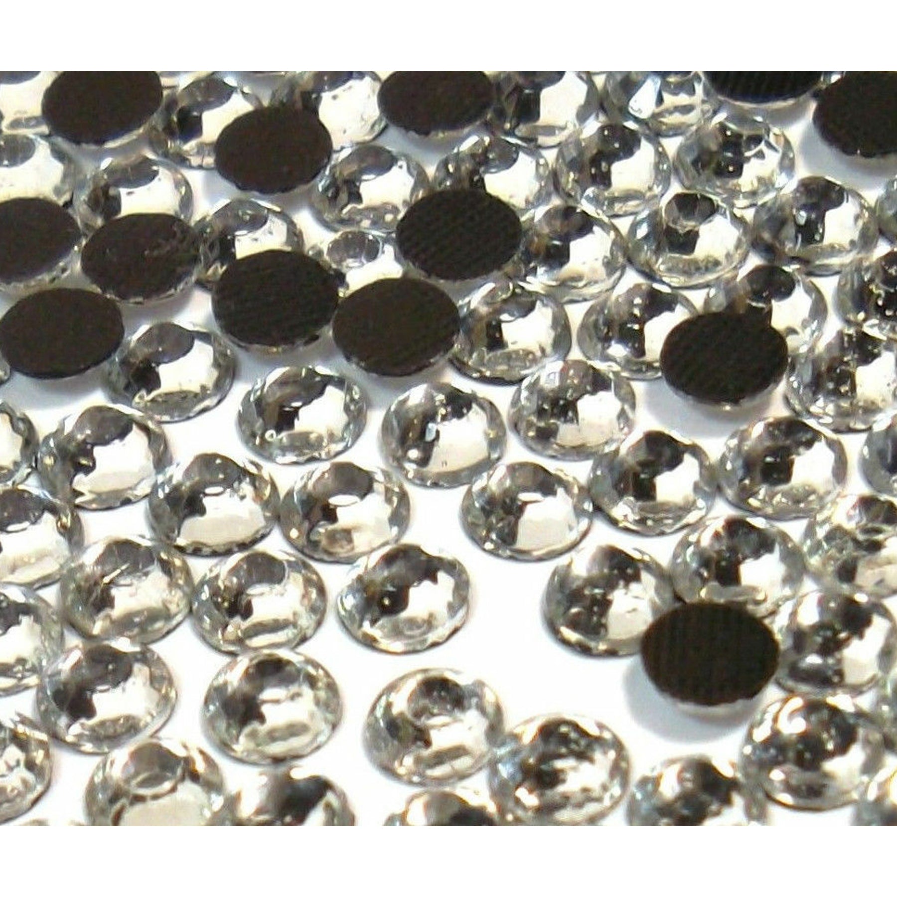 Crealive Strasssteine SS6 - 2000 Stück - Crystal klar Spezifikationen: Hotfix Strasssteine Farbe: Crystal klar Grösse: SS6 (1.6 - 2 mm) Hotfix Strasssteine sind hitzeaktiviert und somit nicht selbstklebend Inhalt: ca. 2000 Stück Mit den Hotfix Strasssteinen kannst Du Deine Shirts, Filz-Rohlinge, Taschen, etc. zum Glitzern bringen. Auch auf Papier oder Holz kannst Du mit den Strass Steinchen tolle Akzente setzen oder gar ganze Motive mit ihnen erstellen.