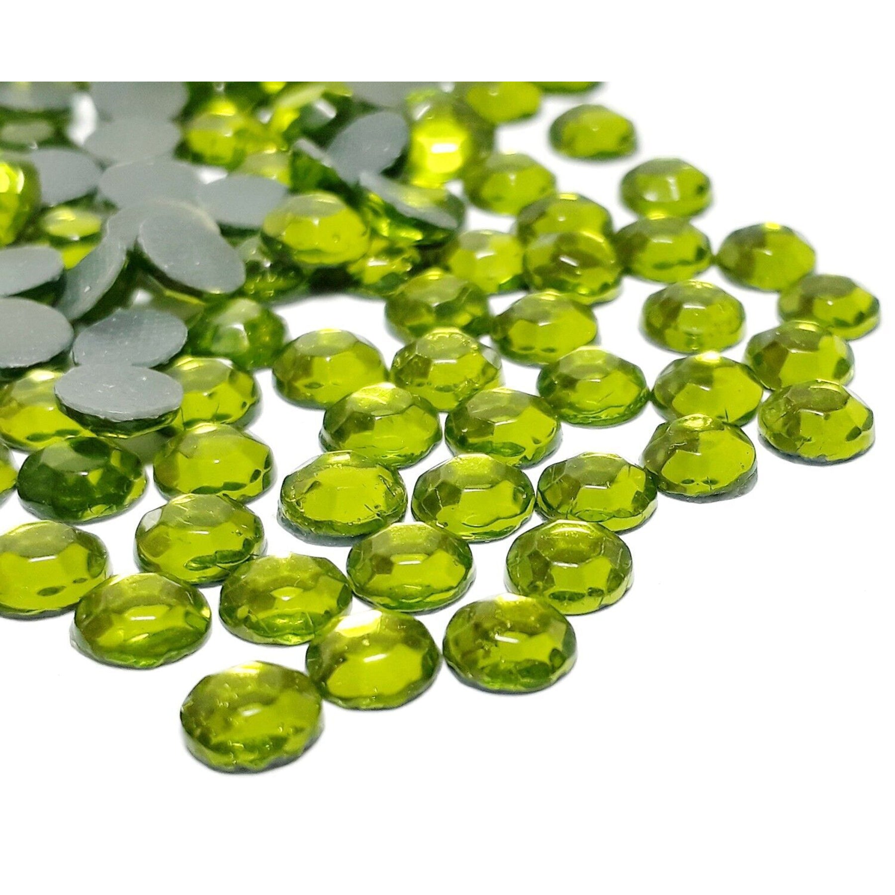 Crealive Strasssteine SS6 - 2000 Stück - Peridot Grün Spezifikationen: Hotfix Strasssteine Farbe: Peridot Grün Grösse: SS6 (1.6 - 2 mm) Hotfix Strasssteine sind hitzeaktiviert und somit nicht selbstklebend Inhalt: ca. 2000 Stück Mit den Hotfix Strasssteinen kannst Du Deine Shirts, Filz-Rohlinge, Taschen, etc. zum Glitzern bringen. Auch auf Papier oder Holz kannst Du mit den Strass Steinchen tolle Akzente setzen oder gar ganze Motive mit ihnen erstellen.