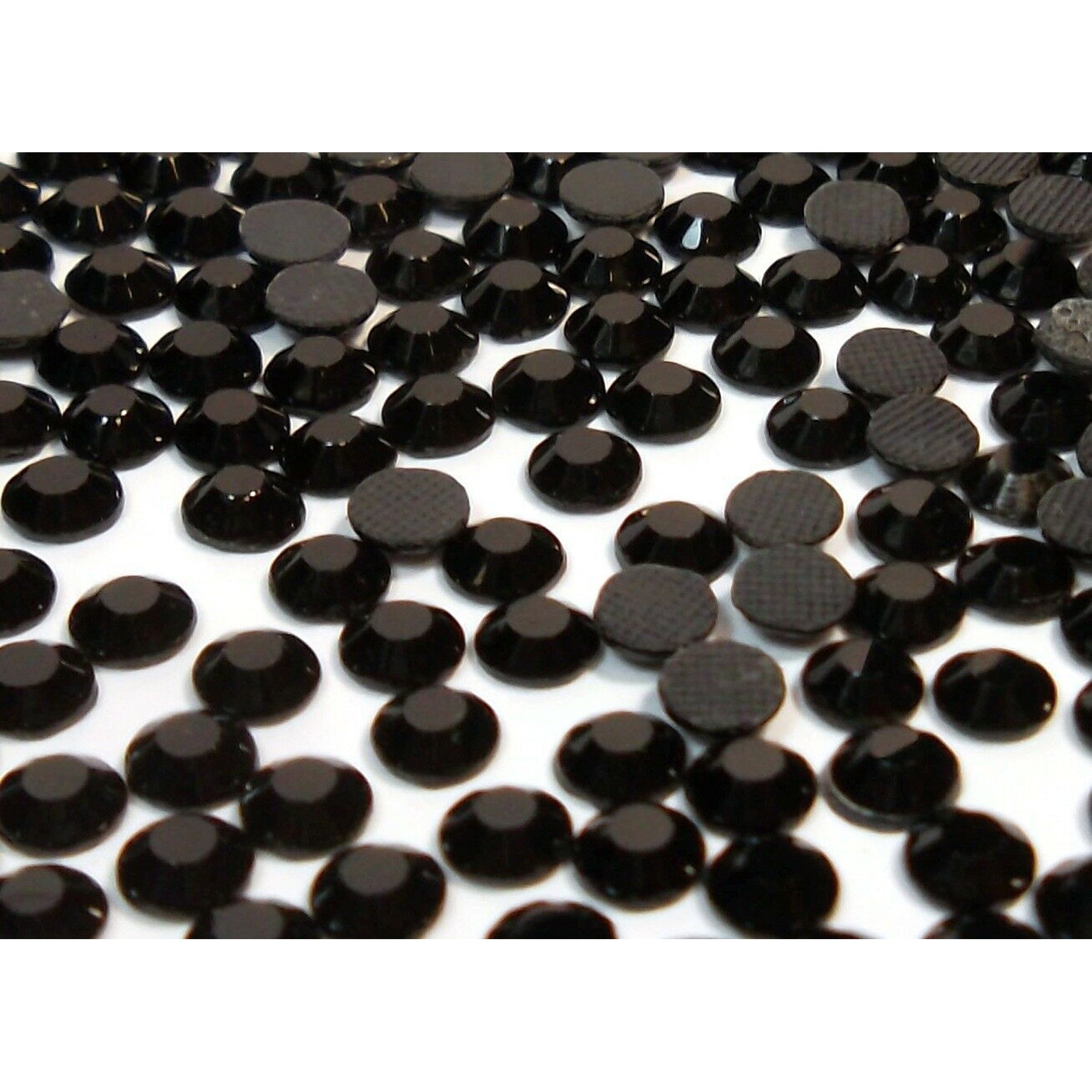 Crealive Strasssteine SS6 - 2000 Stück - Schwarz Spezifikationen: Hotfix Strasssteine Farbe: Schwarz Grösse: SS6 (1.6 - 2 mm) Hotfix Strasssteine sind hitzeaktiviert und somit nicht selbstklebend Inhalt: ca. 2000 Stück Mit den Hotfix Strasssteinen kannst Du Deine Shirts, Filz-Rohlinge, Taschen, etc. zum Glitzern bringen. Auch auf Papier oder Holz kannst Du mit den Strass Steinchen tolle Akzente setzen oder gar ganze Motive mit ihnen erstellen.