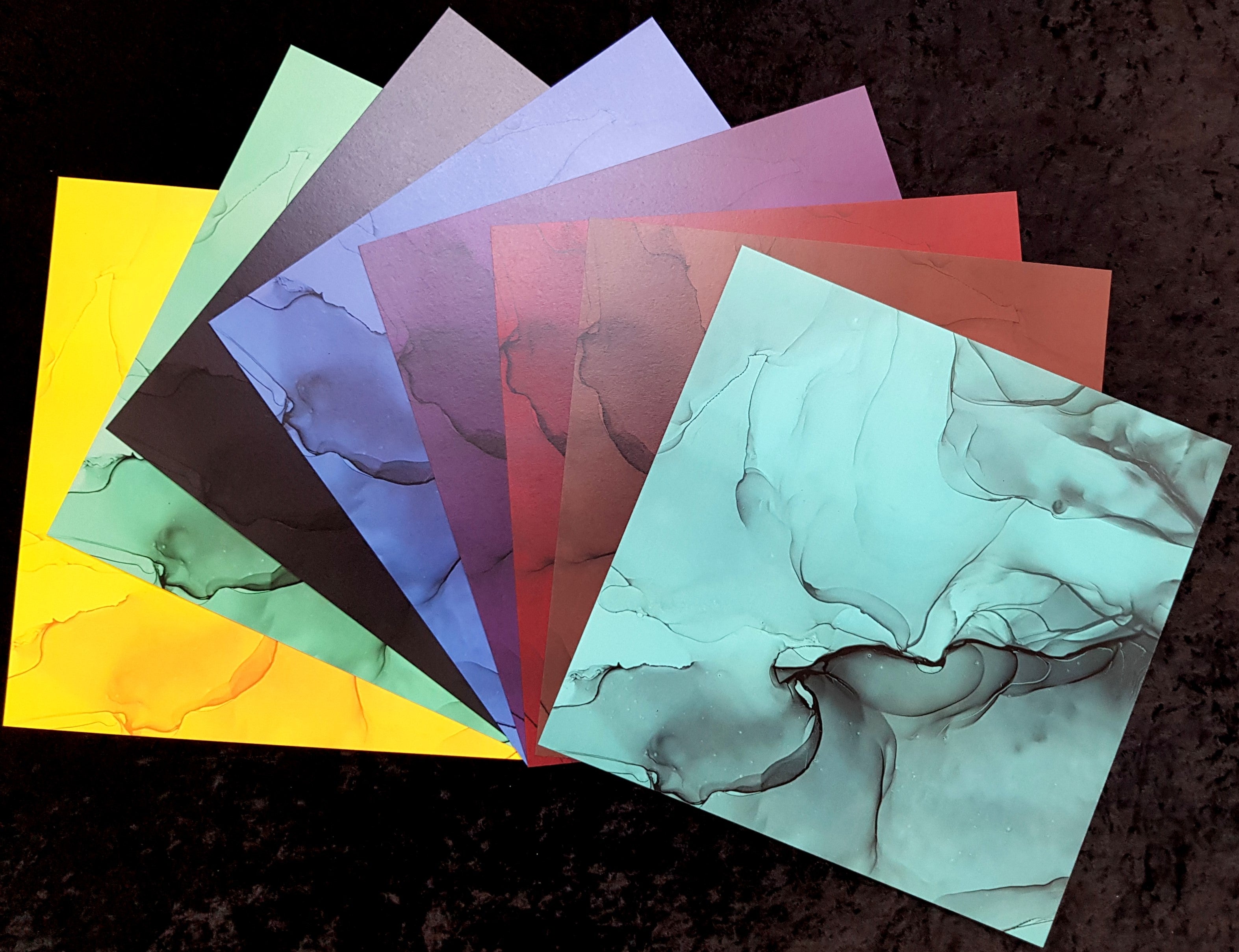 Crealive Paper Pad 200 g/m2 - 12’’ x 12’’ - Ink Drops Dark Inhalt: 8 Blatt 8 Designs Spezifikationen: 12’’ x 12’’ (30.5 cm x 30.5 cm) 200 g/m2 einseitig bedruckt säure- und ligninfrei Dieses Paper Pad ist geeignet für: Karten Boxen 3D-Projekte Geschenkboxen & Verpackungen Plotten Scrapbooking