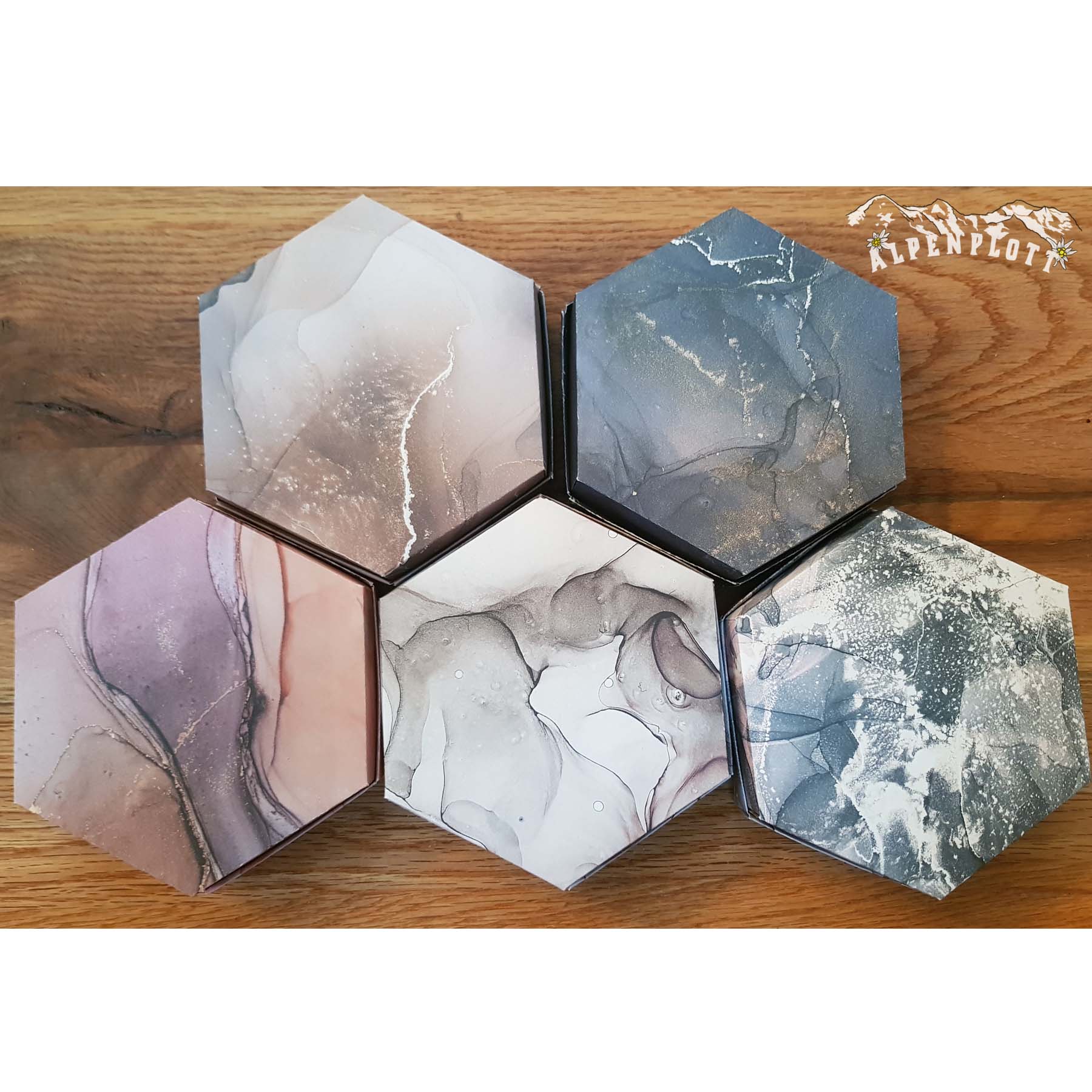 Crealive Premium Paper Pad 180 g/m2 - 6’’ x 6’’ - Ink Drops Dusk Inhalt: 40 Bogen 20 Designs beidseitig bedruckt Dieses Paper Pad / Designpapier ist geeignet für: Karten-Verzierungen Verpackungs-Dekoration Plotten Scrapbooking Spezifikationen: 6’’ x 6’’ 15.25 cm x 15.25 cm) 180 g/m2 beidseitig bedruckt säure- und ligninfrei lässt sich gut schneiden