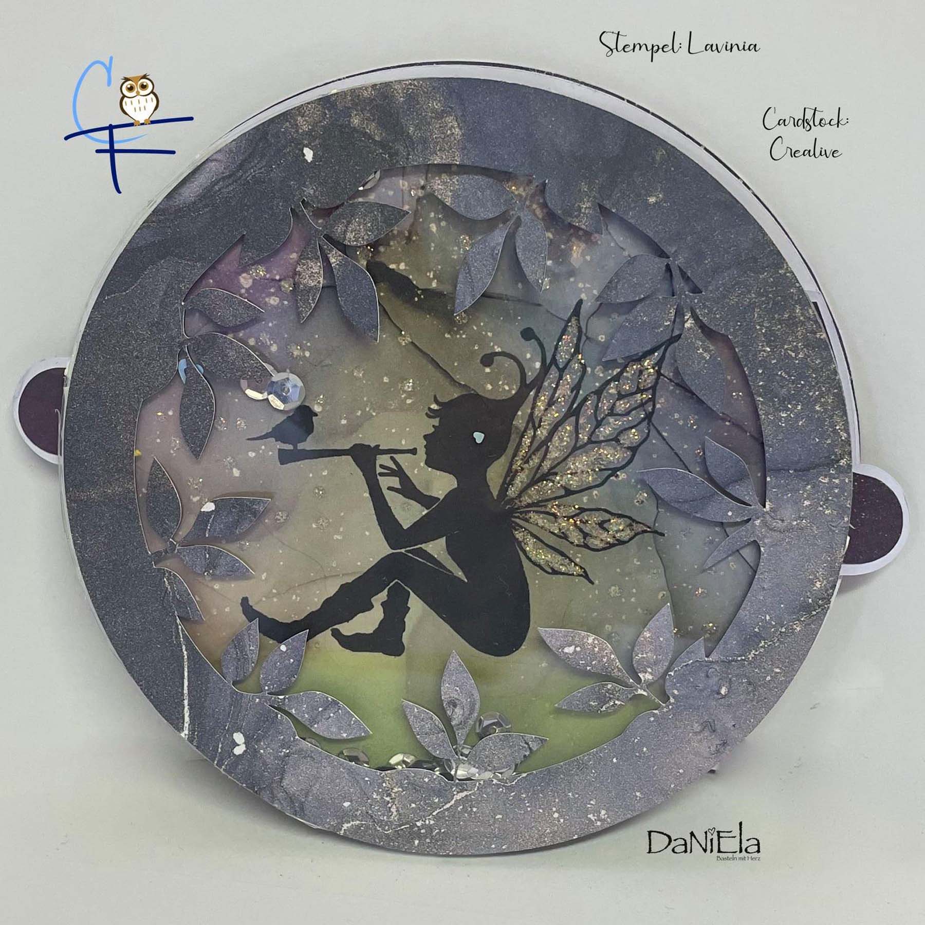 Crealive Premium Paper Pad 180 g/m2 - 12’’ x 12’’ - Ink Drops Dusk Spezifikationen: 12’’ x 12’’ (30.5 cm x 30.5 cm) 180 g/m2 beidseitig bedruckt säure- und ligninfrei 20 Designs Inhalt: 30 Bogen 20 Designs beidseitig bedruckt Dieses Paper Pad / Designpapier ist geeignet für: Karten Karten-Verzierungen Kuverts Geschenkboxen & Verpackungen Plotten Scrapbooking