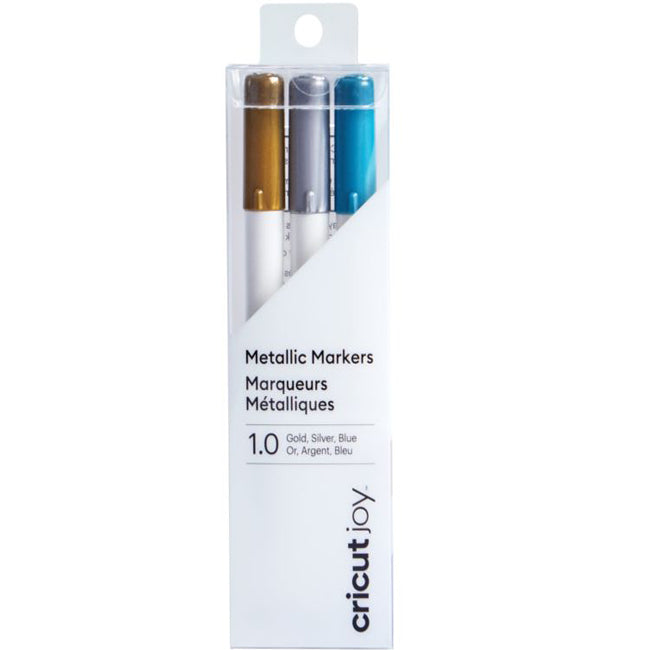Cricut Joy Metallic Zeichenstifte 1.0 - Metallic Marker Set Inhalt: 3 Metallic Stifte (je 1 x Gold, Silber & Blau) Spezifikationen: 1.0 (mittlere Spitze) Farben: Gold, Silber & Blau wasserbasiert säurefrei ungiftig nach dem Trocknen permanent